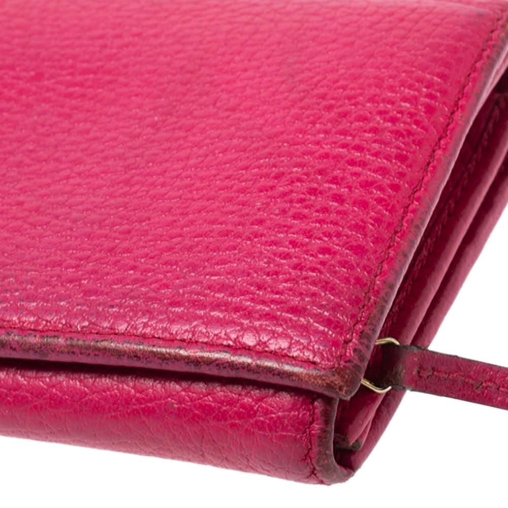 Gucci Magenta Leather Swing Continental Wallet In Fair Condition For Sale In Dubai, Al Qouz 2