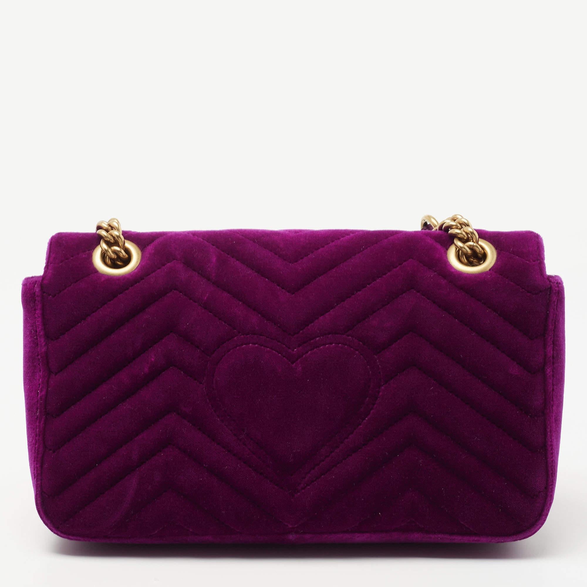 The GG Marmont range of designs by Gucci has gained such wide popularity around the world. It's time you update your wardrobe with a piece from that range. This bag comes made from matelassé velvet in magenta and is detailed with the Double G logo