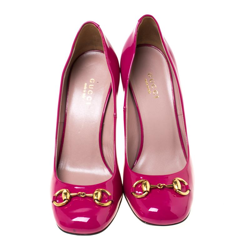 Finesse and poise will all come naturally to you when you step out in this pair of Jolene pumps from Gucci. Crafted from magenta patent leather, the square-toe pumps have been styled with 10.5 cm heels and the iconic Horsebit detail on the