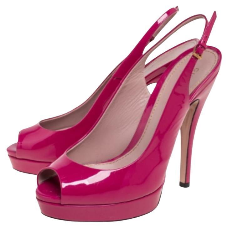 An elegant design propelled by high-quality materials and skilful craftsmanship. These Gucci sandals in patent leather feature peep toes, slingbacks, brand label-detailed insoles, platforms, and 13.5 cm heels for an elegant lift.