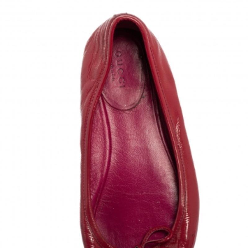 A perfect blend of comfort and style, these Gucci ballet flats are perfect for your casual outings. The pair comes crafted from patent leather and features round toes with the GG logo detailing on them and delicate bows on the uppers. Stay at ease