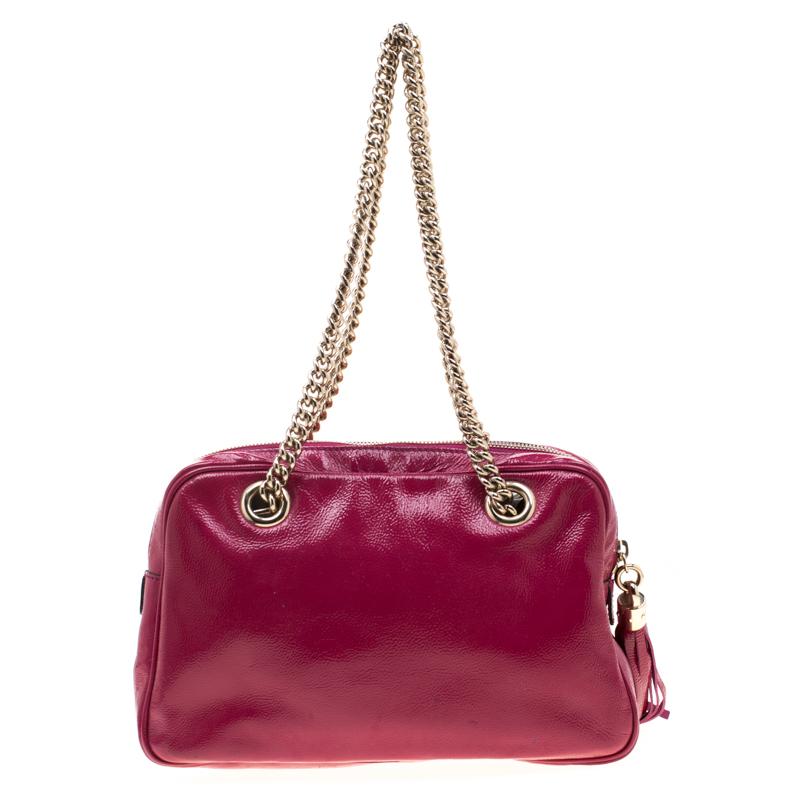 Gorgeous bags are a wardrobe must-have. Made in Italy, this Soho Chain shoulder bag by Gucci has been crafted out of leather, lined with fabric on the insides and sized to fit in your essentials. It has dual chain handles, a top zip closure with a