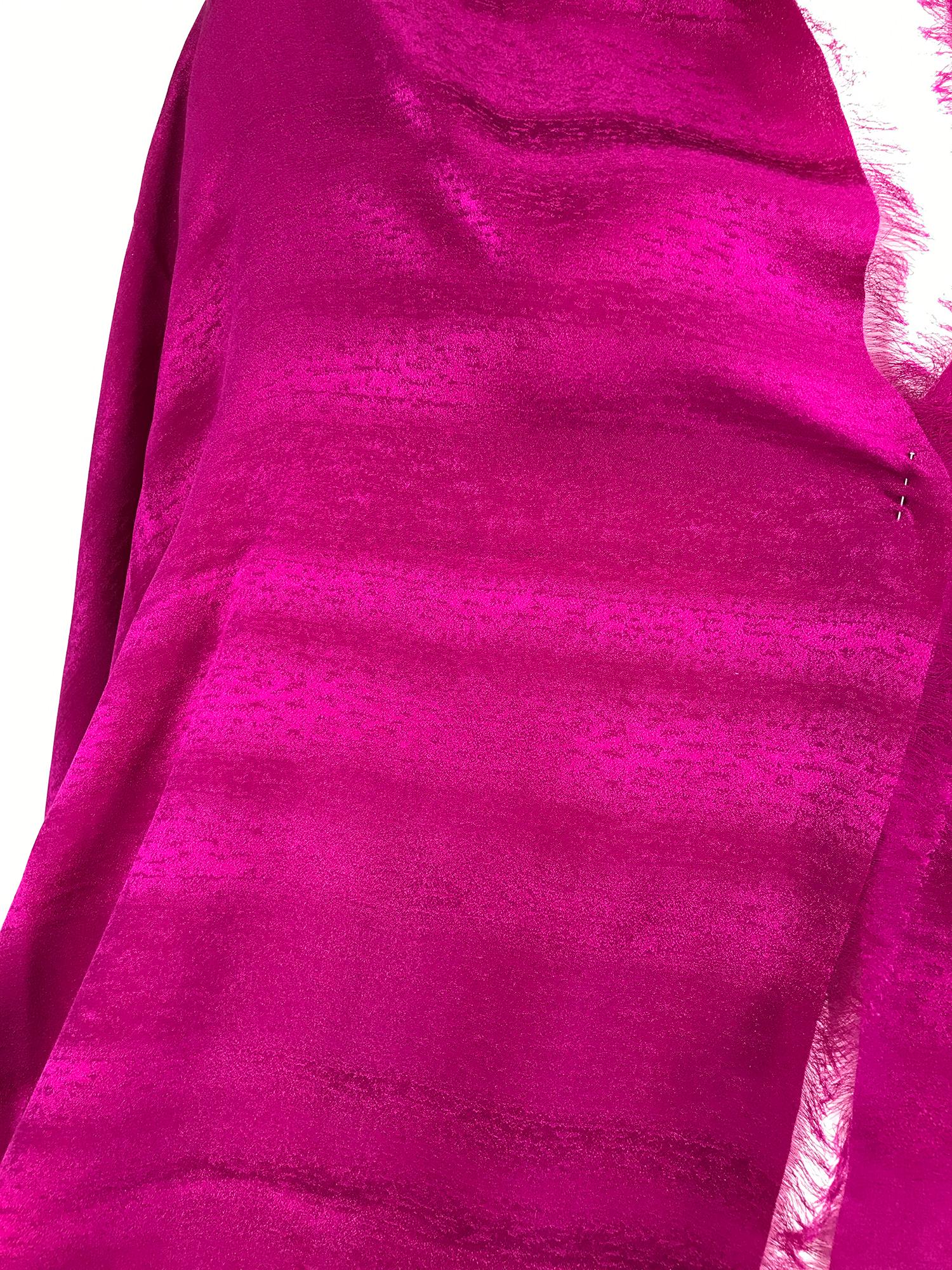 Gucci magentafarbener Seidenjacquard-Schal in X-Länge und mit Fransen.  Dieser schöne Schal ist in Pantones Farbe des Jahres 2023, Magenta, gehalten. Ob als Schal oder Halstuch, die Seide besticht durch ein dezentes Webmuster. Sieht kaum, wenn