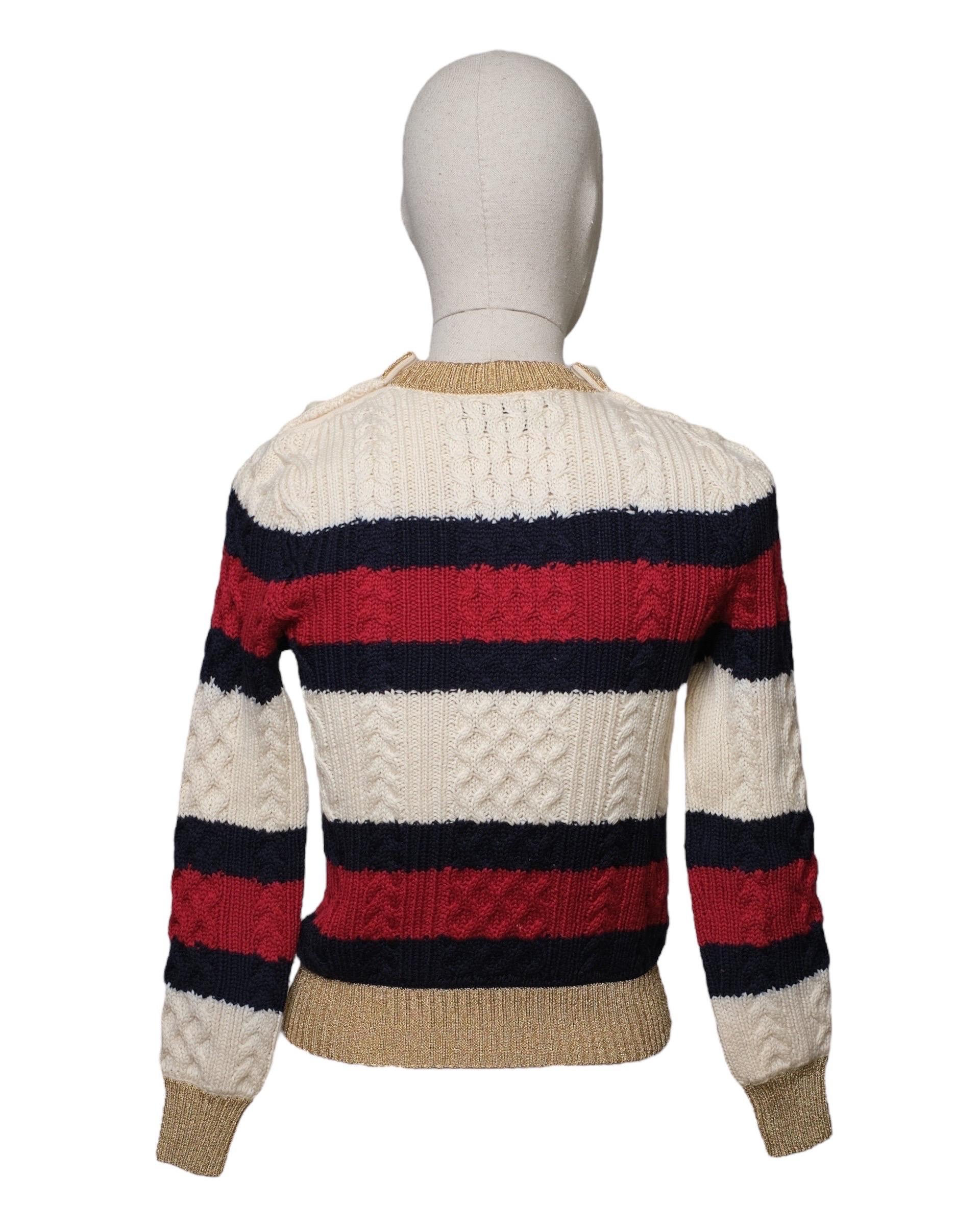 Manteau Gucci, taille XS, réalisé en 100% lana avec des fantaisies en bandeau rose et bleu. Il est orné de motifs en or et de perles sur les côtés. Il se présente dans d'excellentes conditions.
_______________________________
Pull Gucci, taille XS,