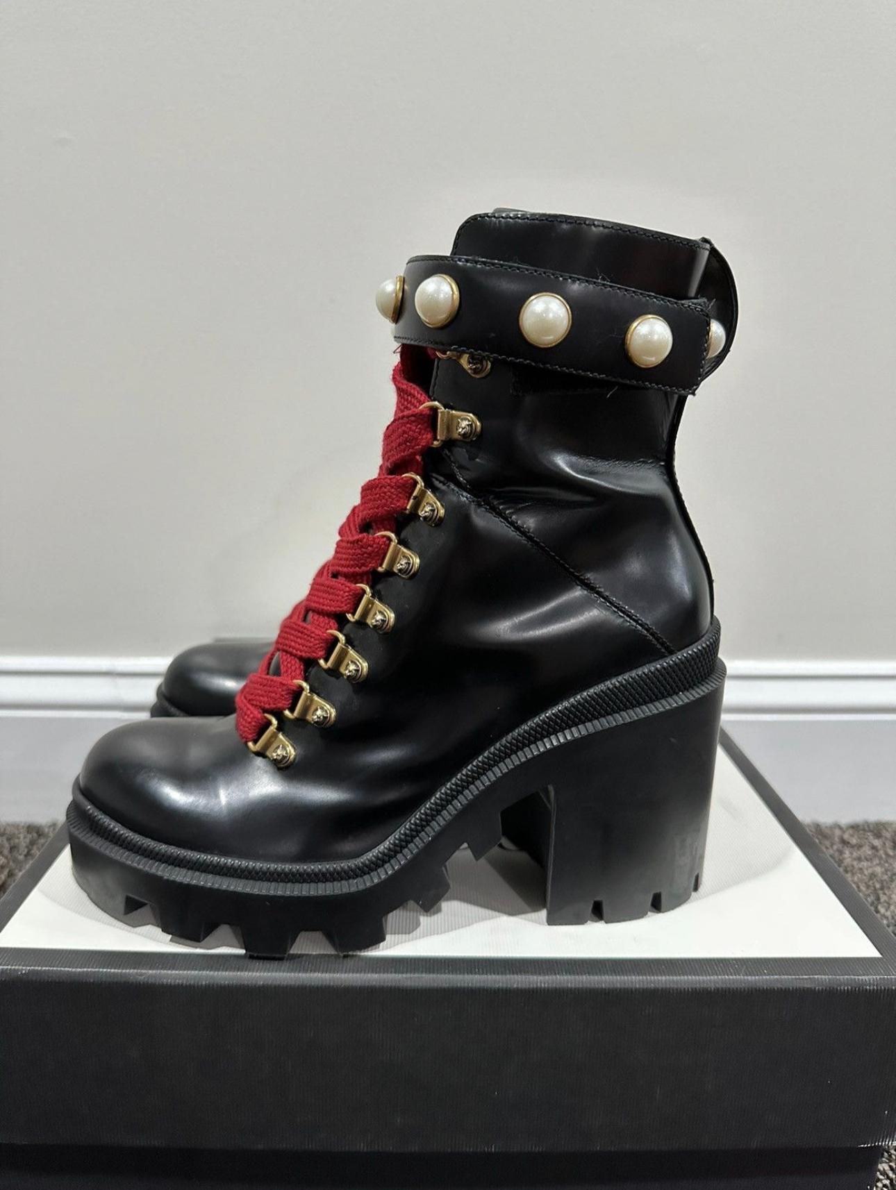 Gucci Magnum Calfskin Pearl Lace Up Combat Ankle Black Boots In Good Condition For Sale In Bear, DE