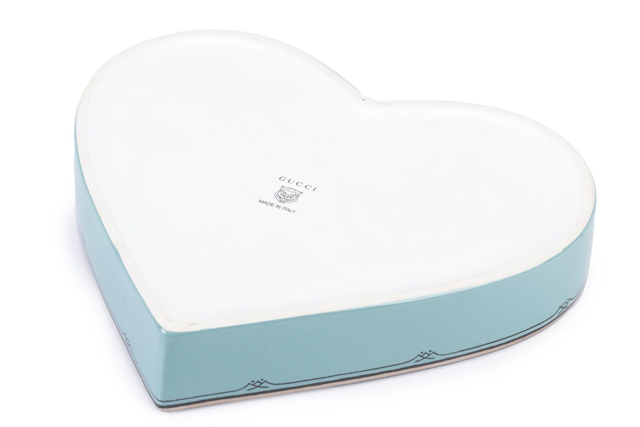 Diese Gucci Maison de L'amour Wechselgeldschale in Herzform ist blau und mit silbernen Akzenten, aus Porzellan. Kommt mit Booklet, Originalverpackung. Brandneu in unbenutztem Zustand. 