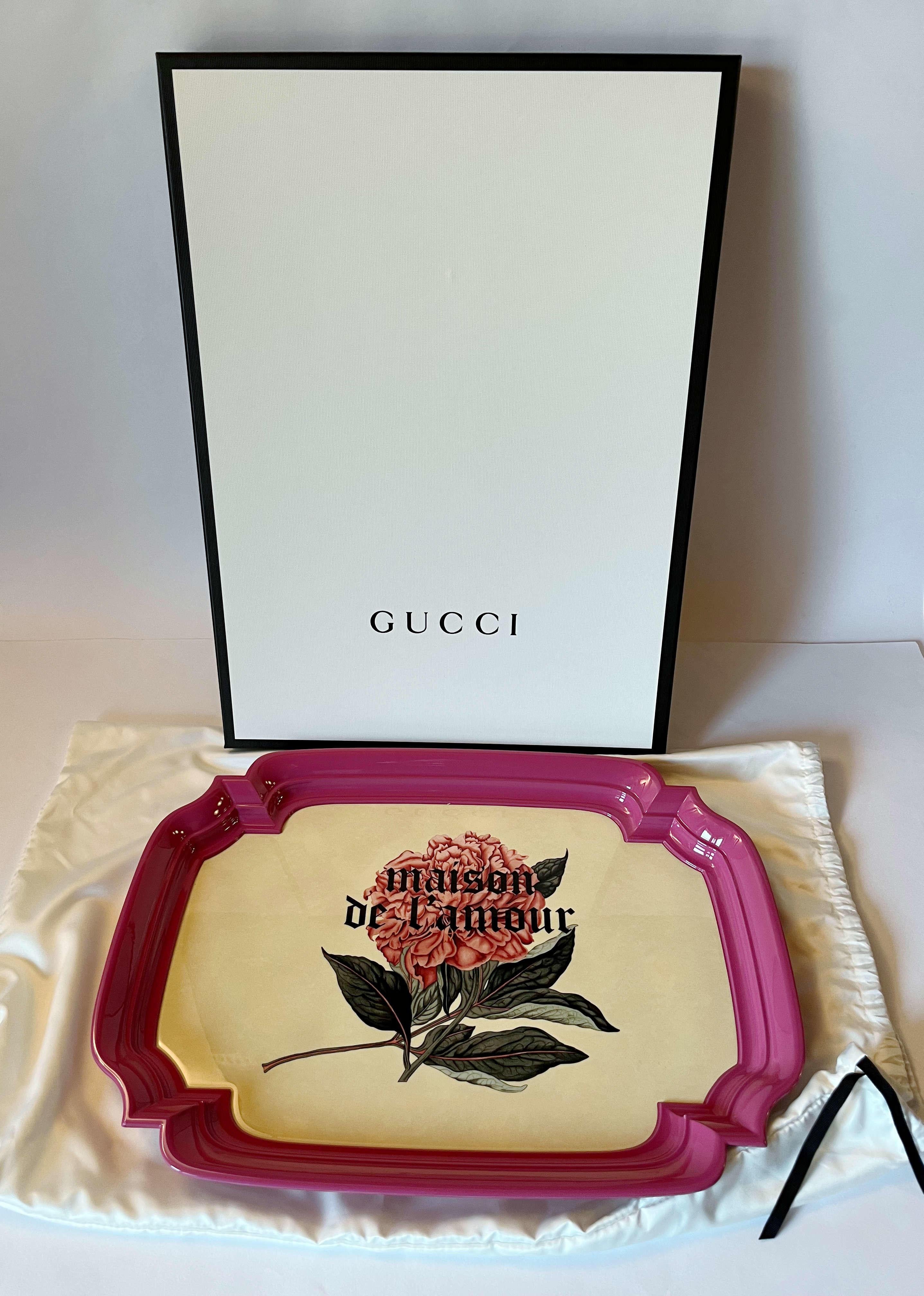 Vassoio gotico in metallo di Gucci con fiore di peonia su sfondo avorio e bordi rosa in rilievo, progettato per essere utilizzato come piatto da esposizione o da portata / Made in Italy
Timbro originale sul lato inferiore / viene fornito con la