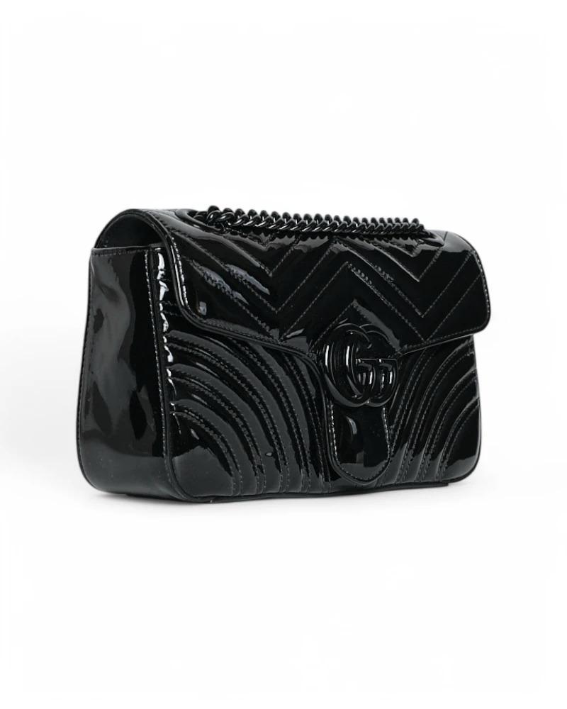 Gucci signature bag, Marmont line, size 26, made of black patent leather with Matelassé pattern and black hardware. Features a front flap with classic tone-on-tone metal 