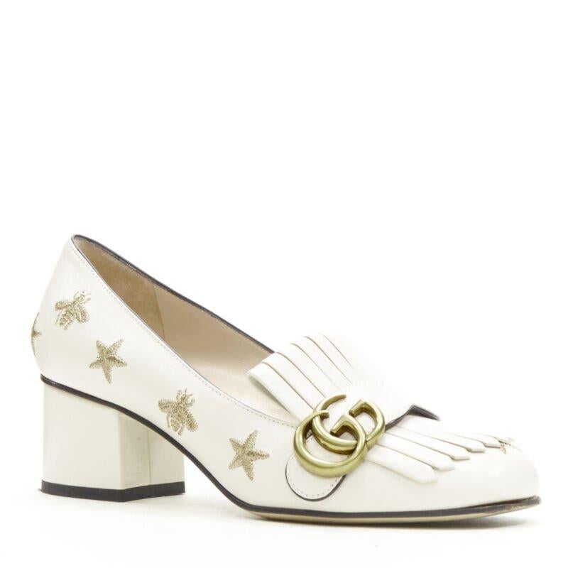 GUCCI Marmont Bee Star bianco oro ricamo frangia blocco mocassino EU36.5
Riferimento: ANWU/A00333
Marchio: Gucci
Designer: A. Michel
Model: Marmont
Collezione: Passerella
Materiale: Pelle
Colore: Beige, Oro
Modello: Tinta unita
Fodera: 