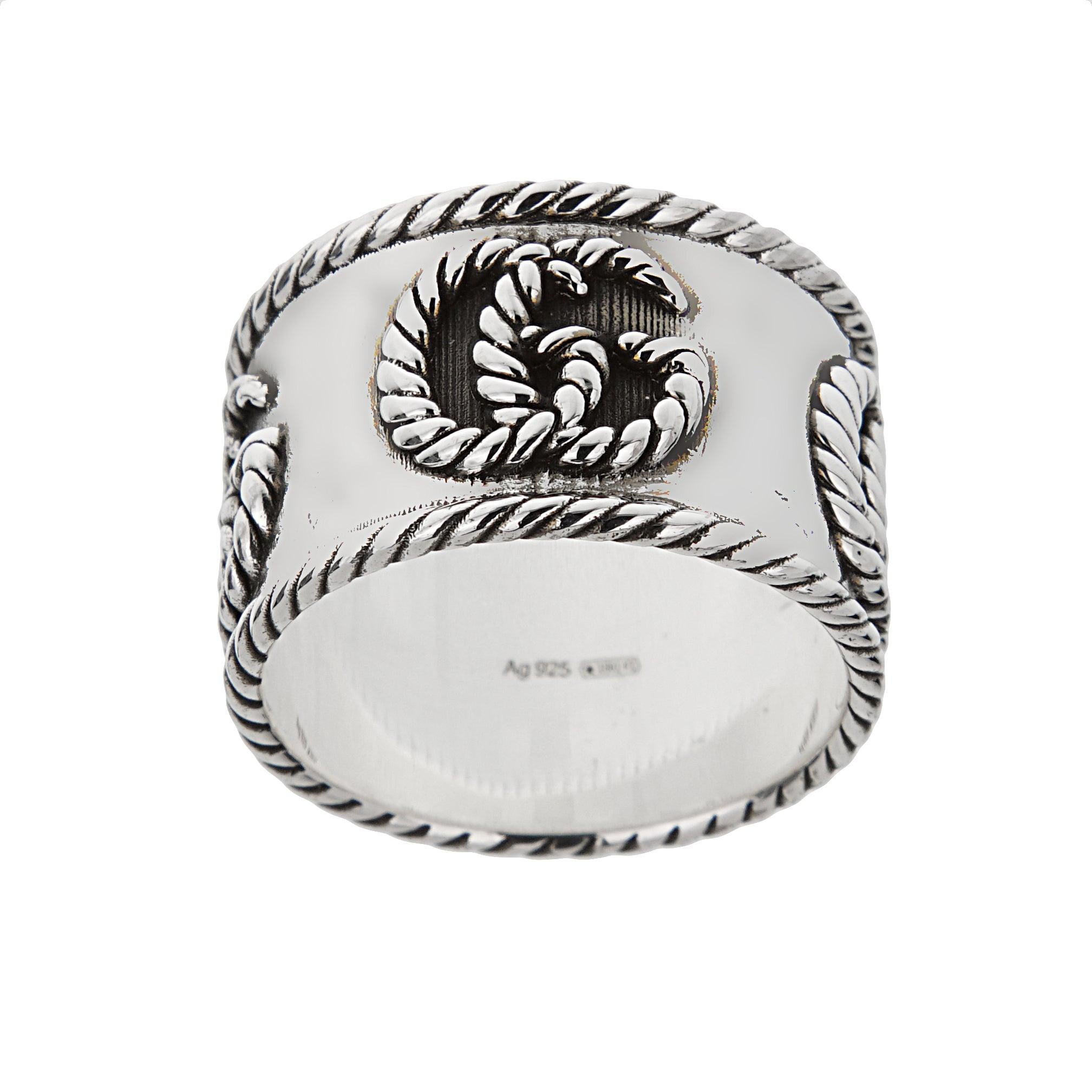 Ti presentiamo l'anello Marmont di Gucci, un'audace dichiarazione di lusso e stile della famosa casa di moda. Questo anello di grande effetto combina un fascino vintage con un tocco moderno, rendendolo un'aggiunta di spicco a qualsiasi collezione di