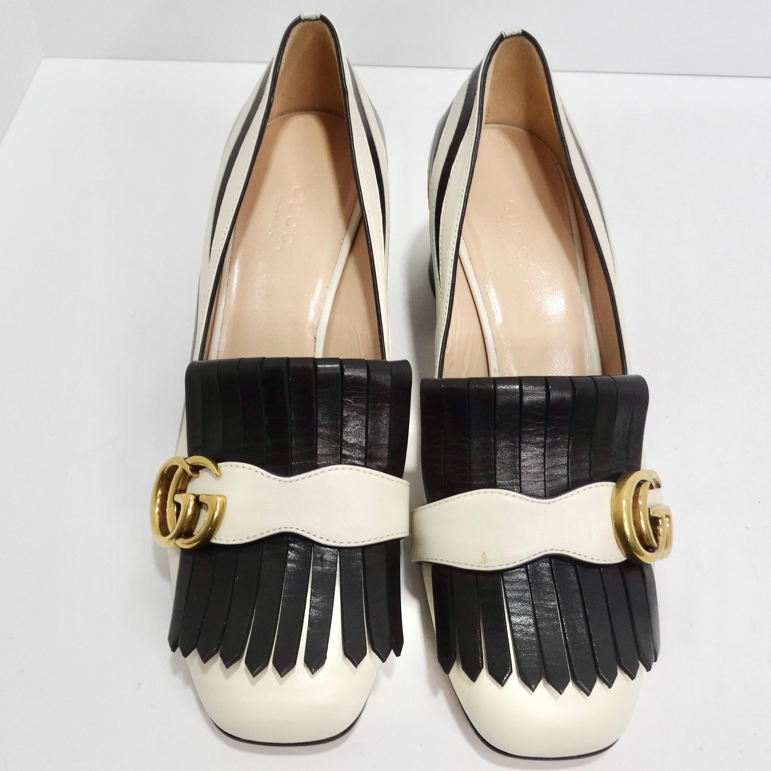 Élevez votre collection de chaussures avec le mocassin Gucci Marmont Fringe en cuir 55 mm, une fusion captivante du style Gucci classique, du design inspiré des animaux et du luxe emblématique. Ces mocassins sont une véritable incarnation de