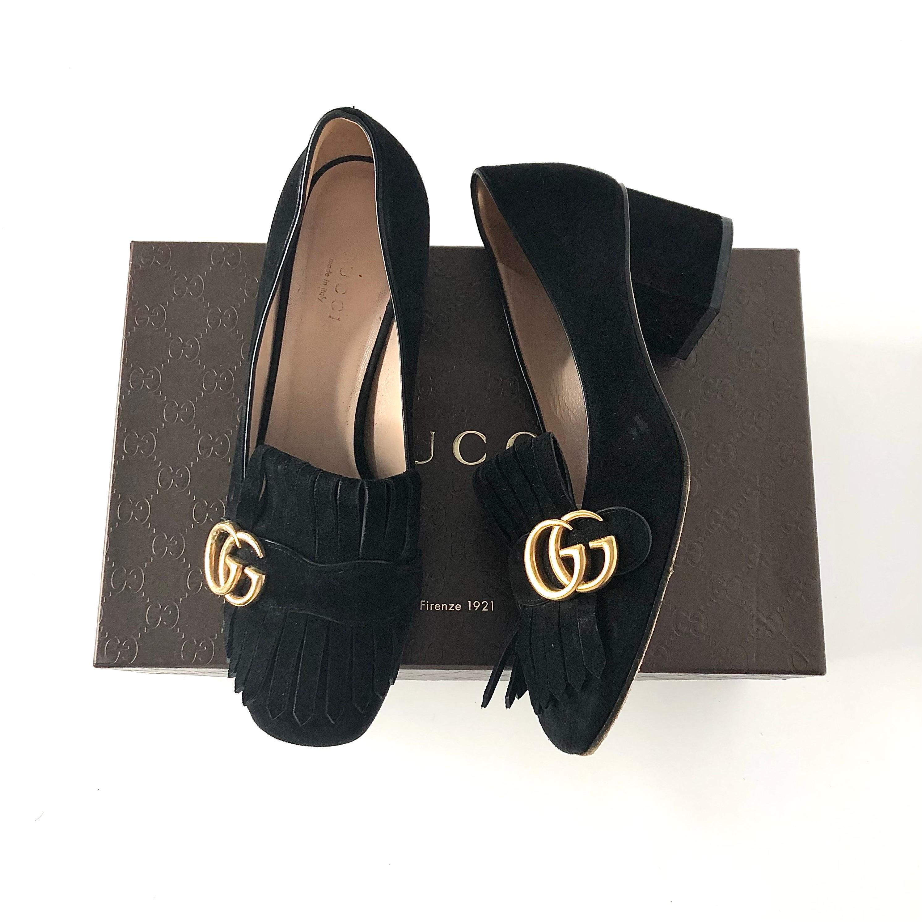 Gucci Marmont Fringe Suede Platform Loafer Pumps
408208
En caja, con bolsas guardapolvo
Color Nero
Talla 37.5EU
Parte superior de ante
Suela de cuero
Herrajes acabados en latón doble G
Suela de plataforma cubierta
Tacón en bloque
Signos de uso