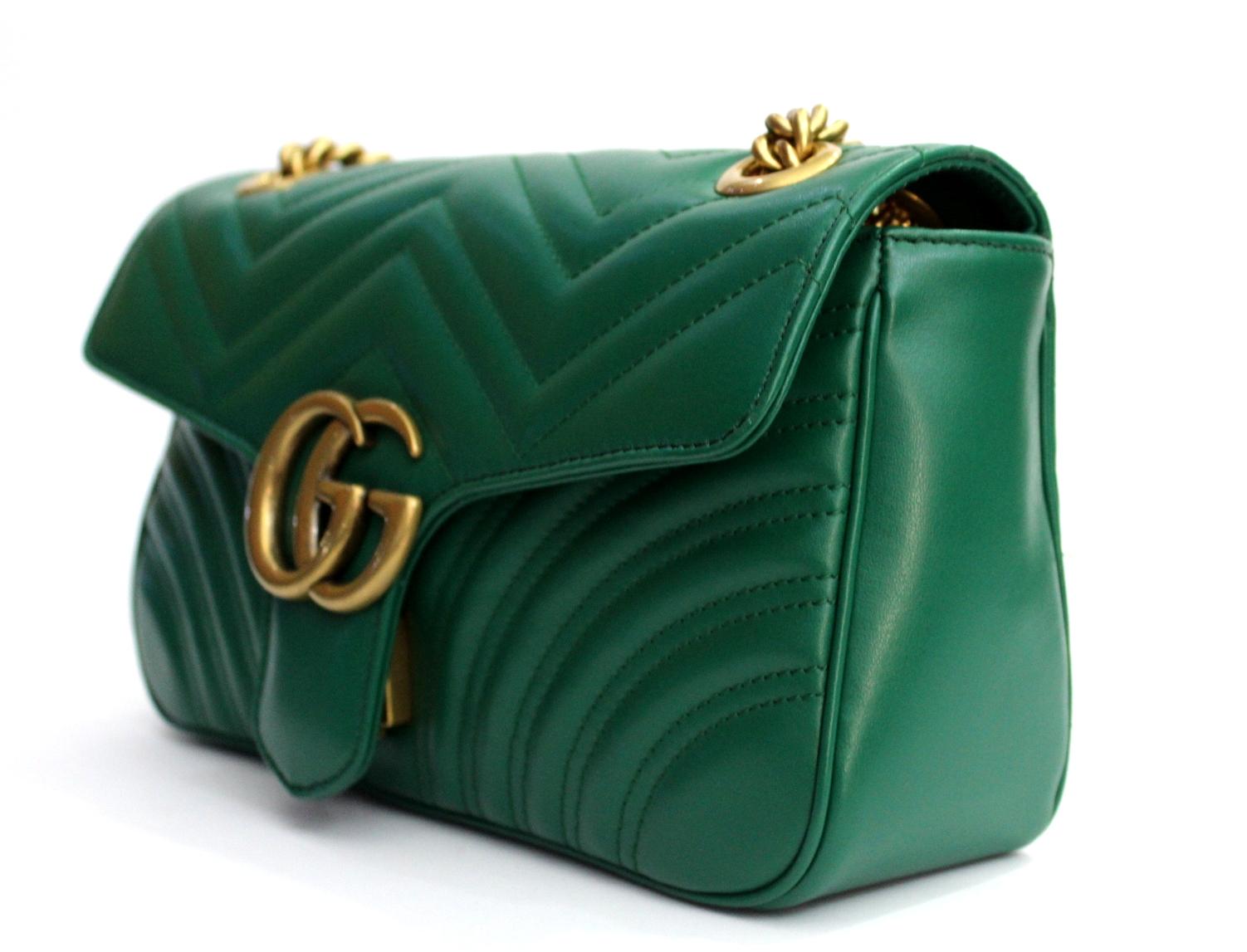 From the seventies style this Gucci bag is today a trendy symbol. This model is the average size, that of 26 cm, and is produced in green matelassè leather with oversize GG logo. Thanks to the shoulder strap with sliding chain the small size model