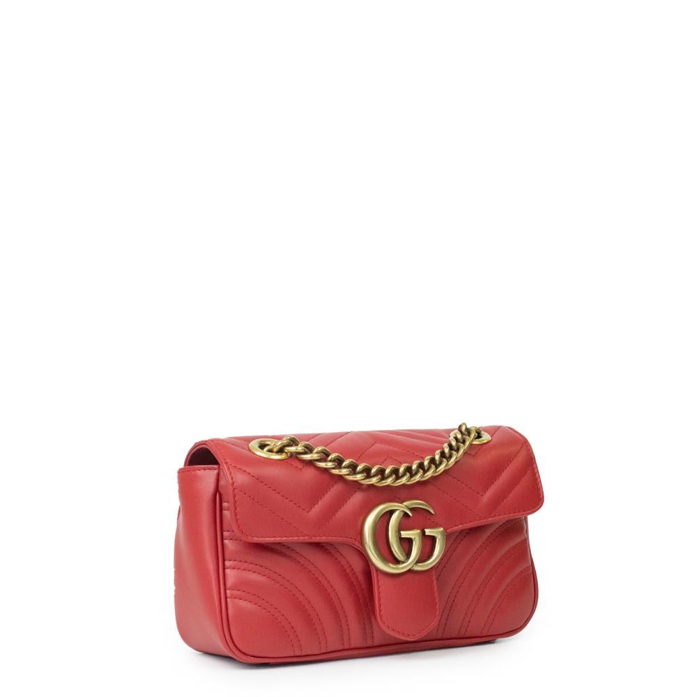 - Designer: GUCCI
- Model: Marmont
- Condition: Very good condition. 
- Accessories: None
- Measurements: Width: 22cm, Height: 13cm, Depth: 6cm, Strap: 130cm
- Exterior Material: Leather
- Exterior Color: Red
- Interior Material: Suede
- Interior