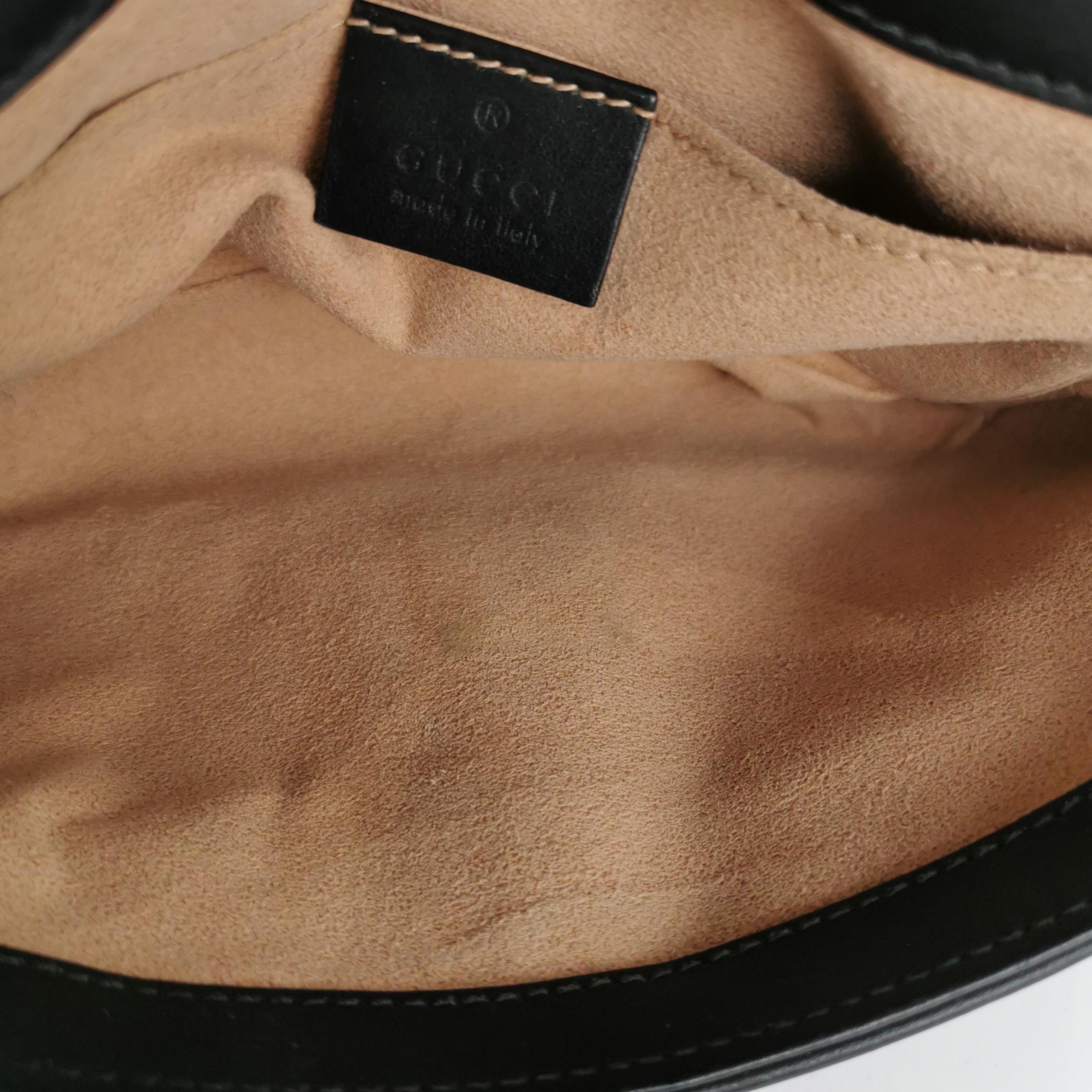 Gucci Marmont Mini Flap Noir Sac à main en cuir de veau doré en vente 6
