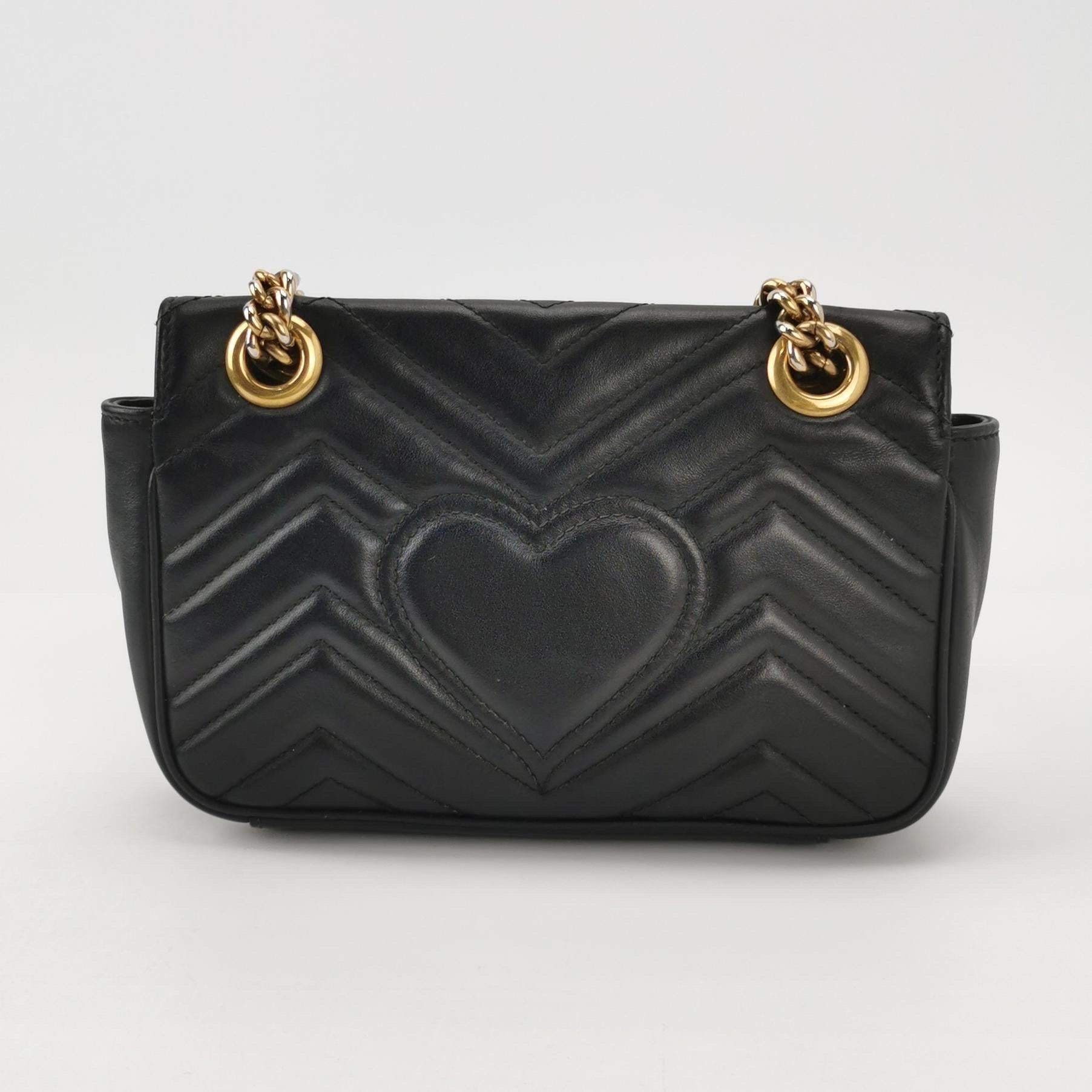 Le sac Crossbody Gucci Marmont Mini Flap est un accessoire intemporel et adaptable conçu par la célèbre marque Gucci. Ses coutures à chevrons en forme de V et le logo GG bien visible sur l'ouverture du rabat le rendent immédiatement reconnaissable.