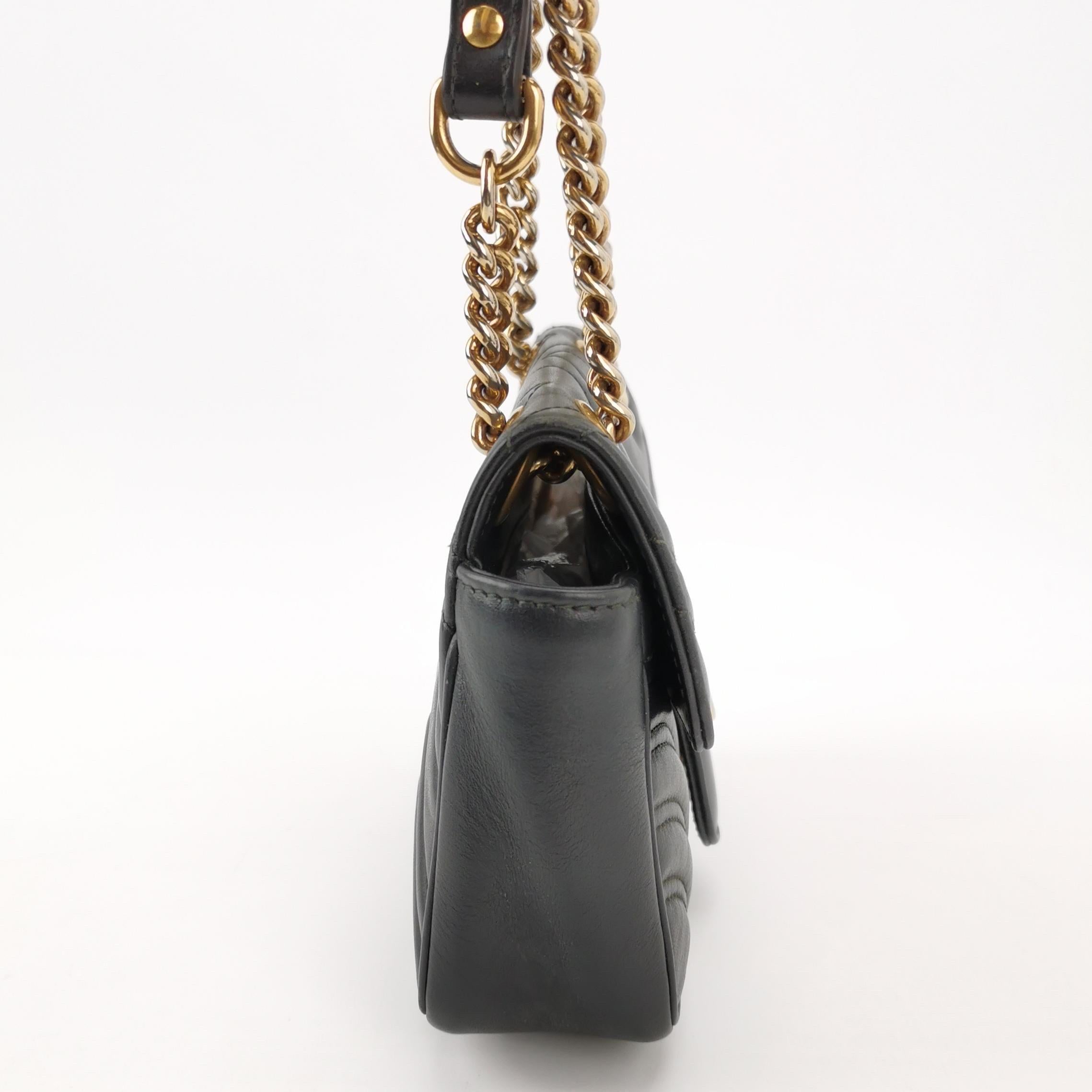 Gucci Marmont Mini Flap Noir Sac à main en cuir de veau doré Pour femmes en vente