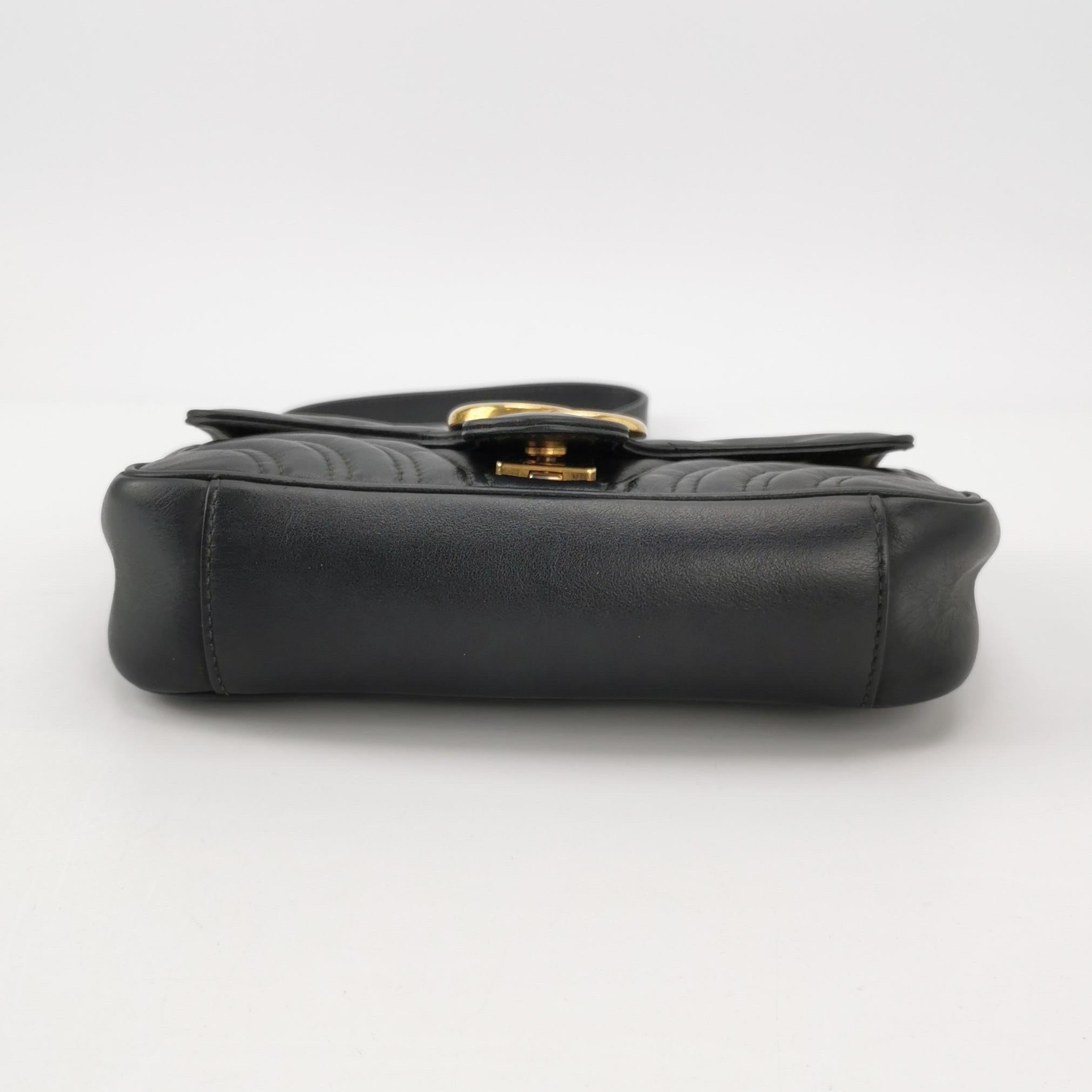 Gucci Marmont Mini Flap Noir Sac à main en cuir de veau doré en vente 1