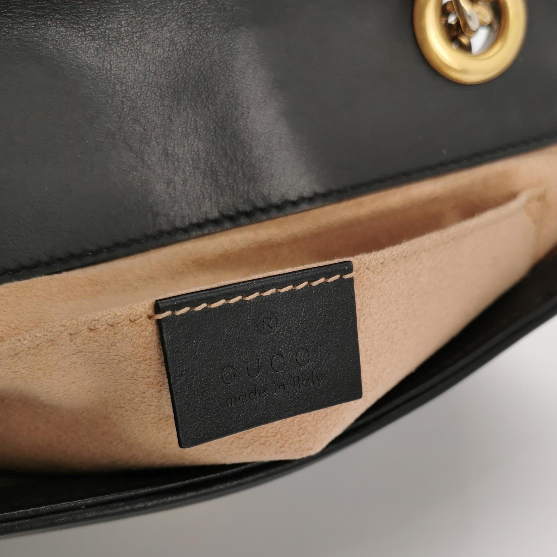 Gucci Marmont Mini Flap Noir Sac à main en cuir de veau doré en vente 3