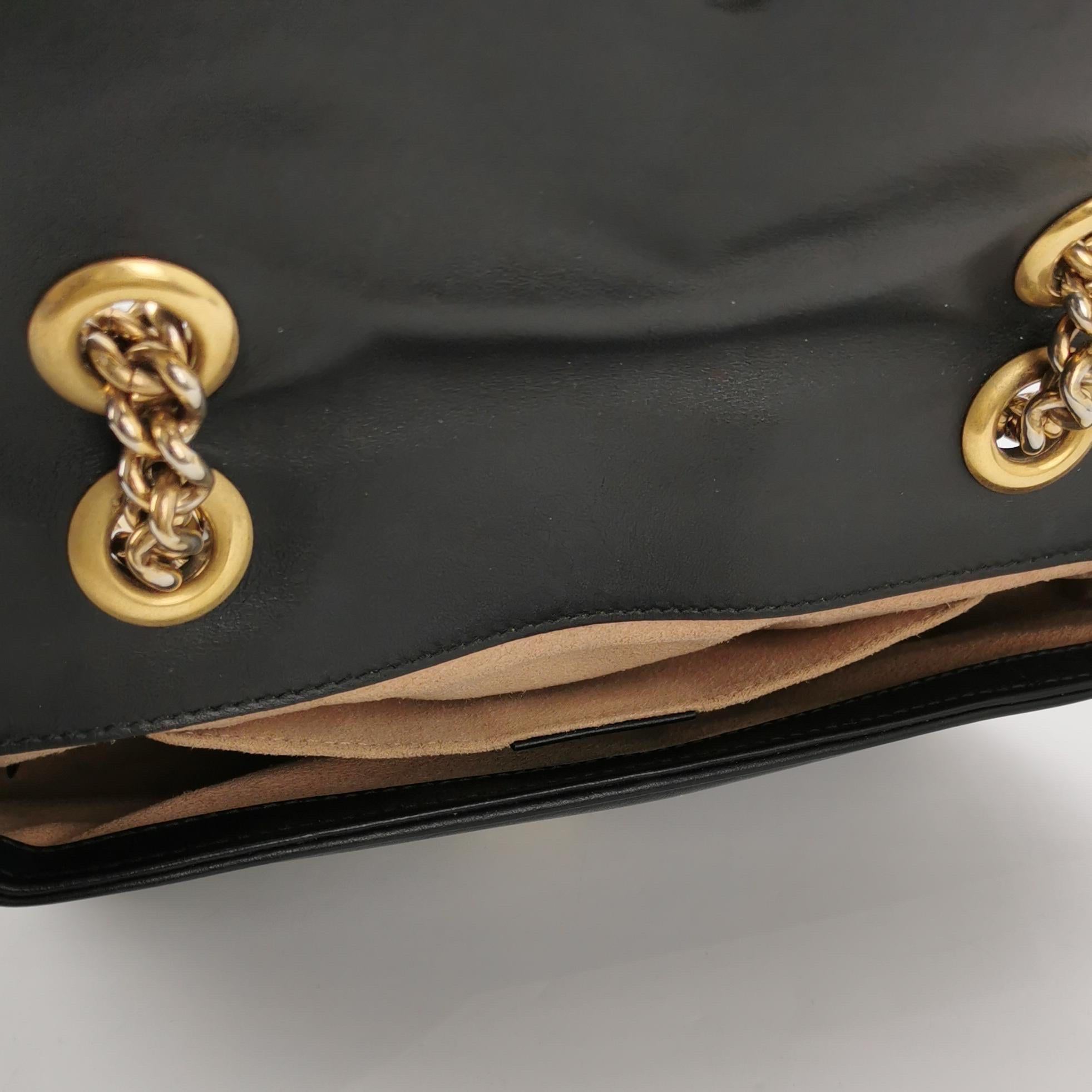 Gucci Marmont Mini Flap Noir Sac à main en cuir de veau doré en vente 4