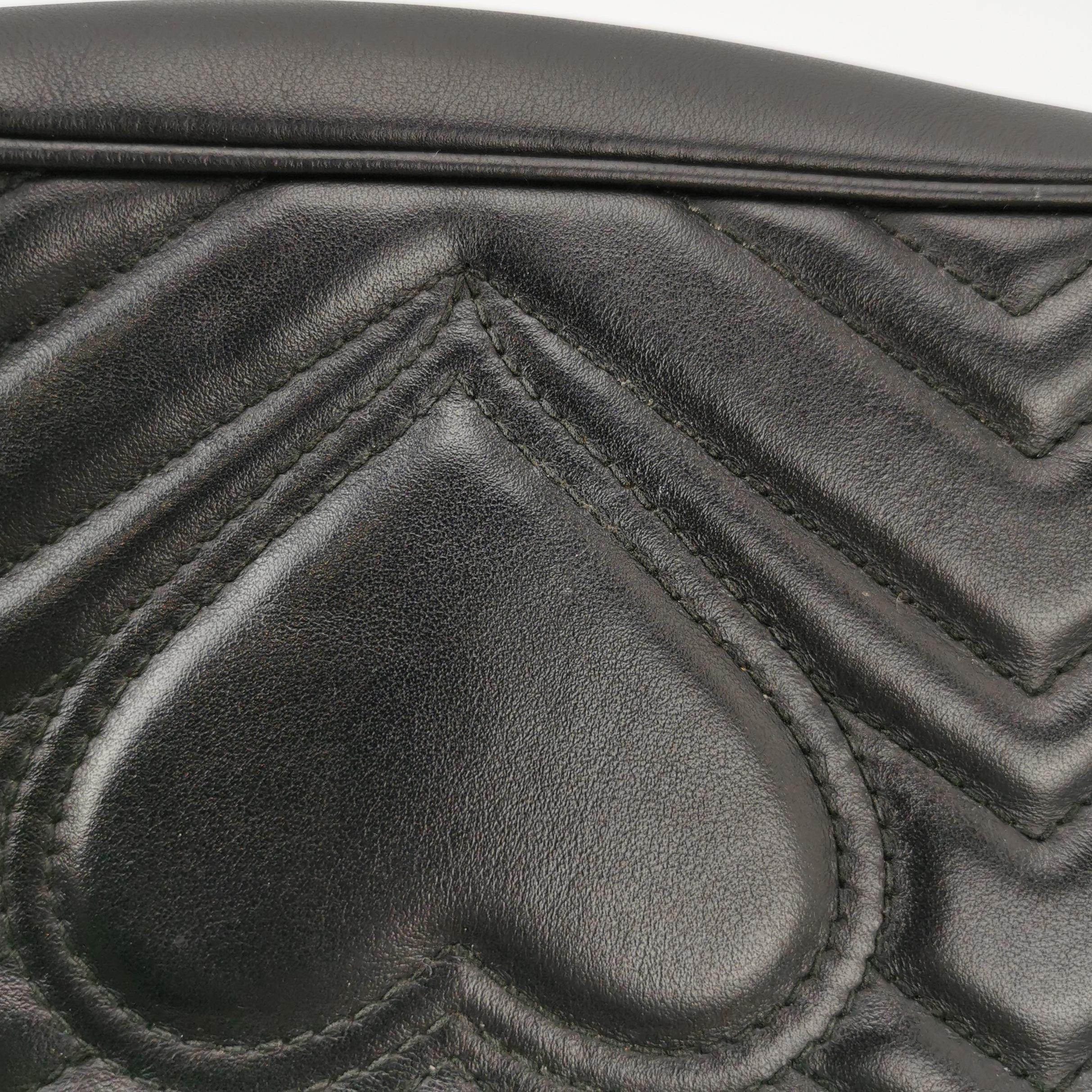 Gucci Marmont Mini Flap Noir Sac à main en cuir de veau doré en vente 5