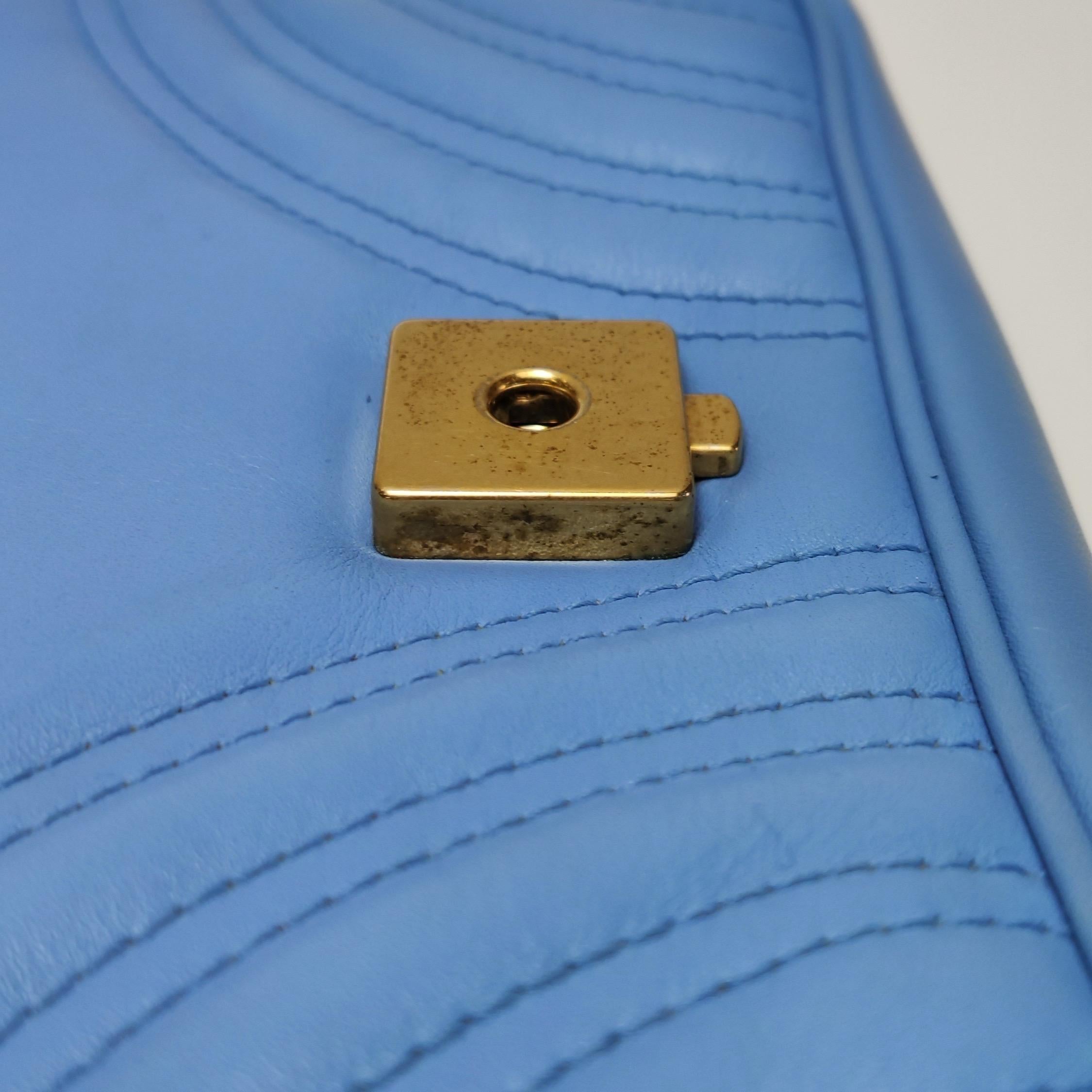 Gucci Marmont mini sac à rabat en cuir de veau bleu avec accessoires dorés en vente 5