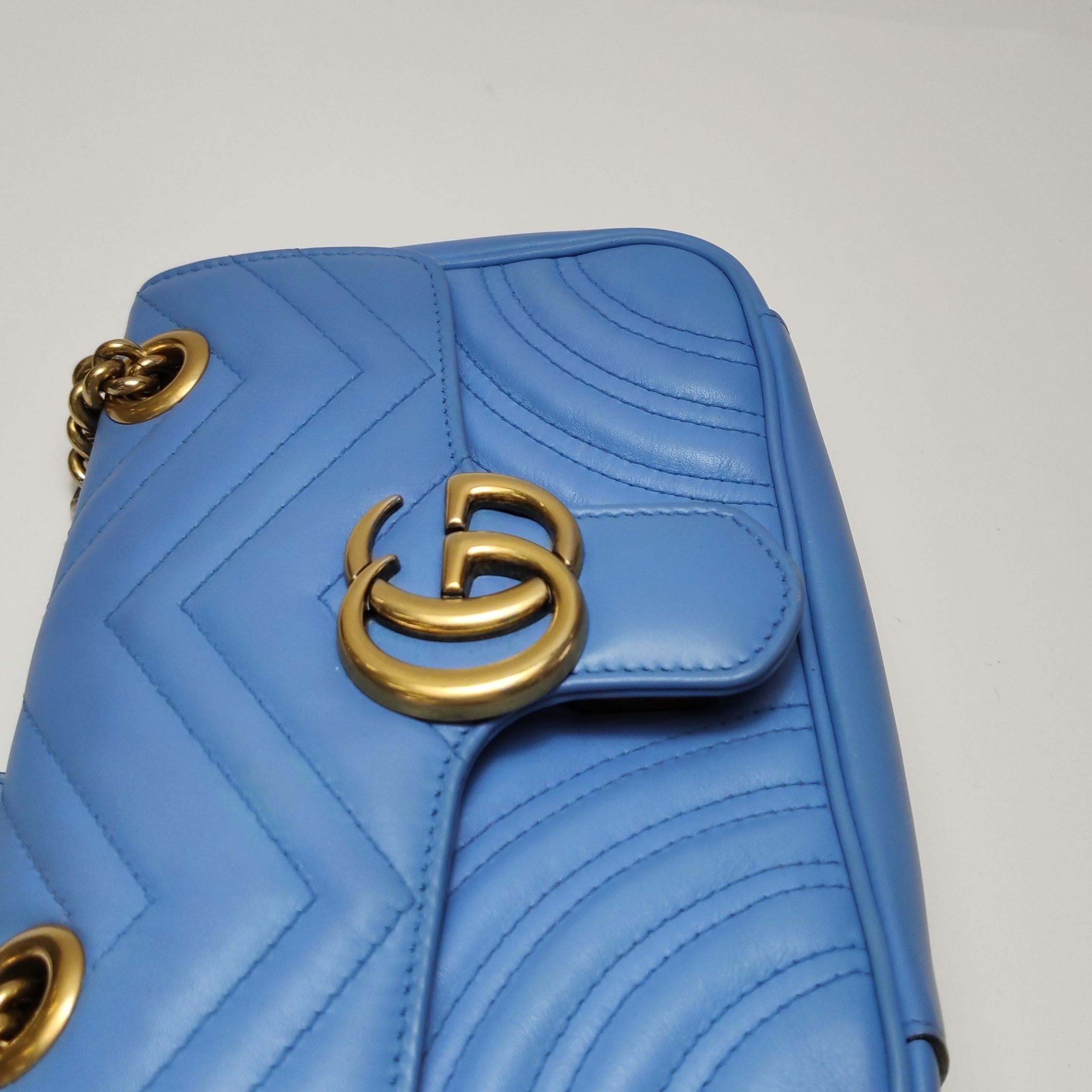 Gucci Marmont mini sac à rabat en cuir de veau bleu avec accessoires dorés en vente 7