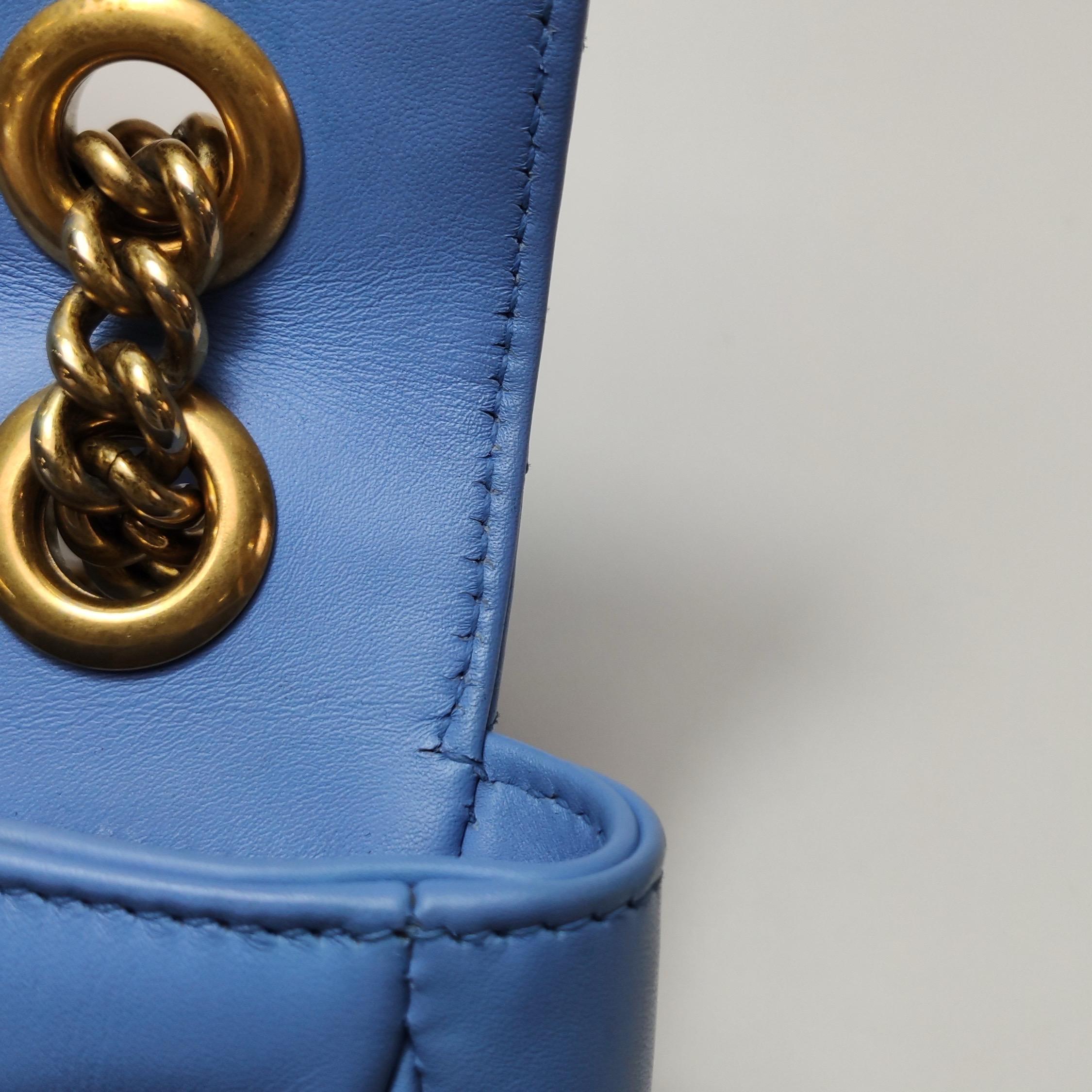 Gucci Marmont mini sac à rabat en cuir de veau bleu avec accessoires dorés en vente 8