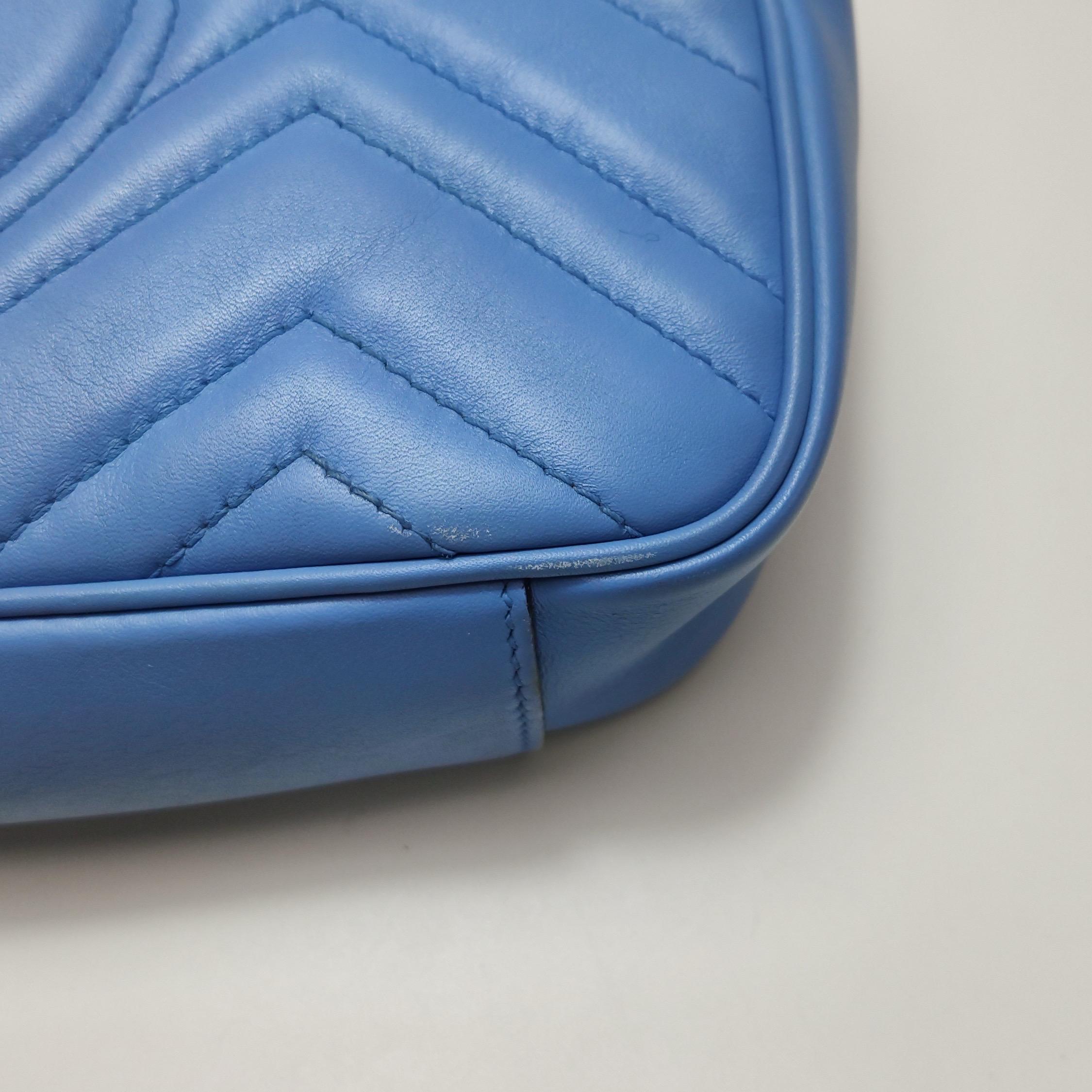 Gucci Marmont mini sac à rabat en cuir de veau bleu avec accessoires dorés en vente 9