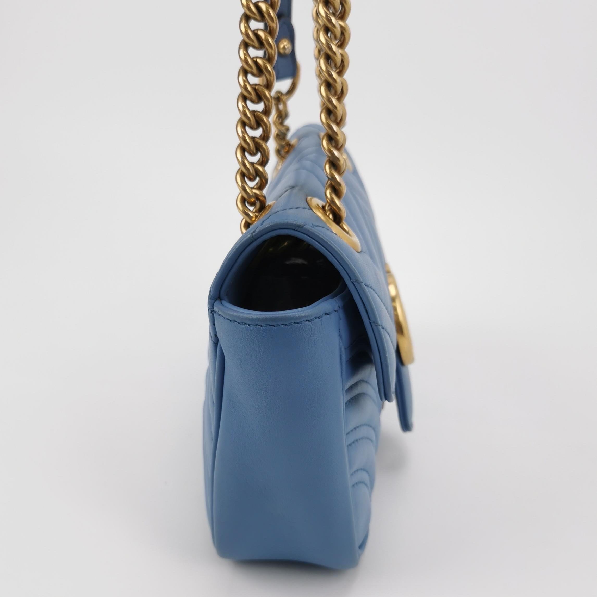 Bleu Gucci Marmont mini sac à rabat en cuir de veau bleu avec accessoires dorés en vente