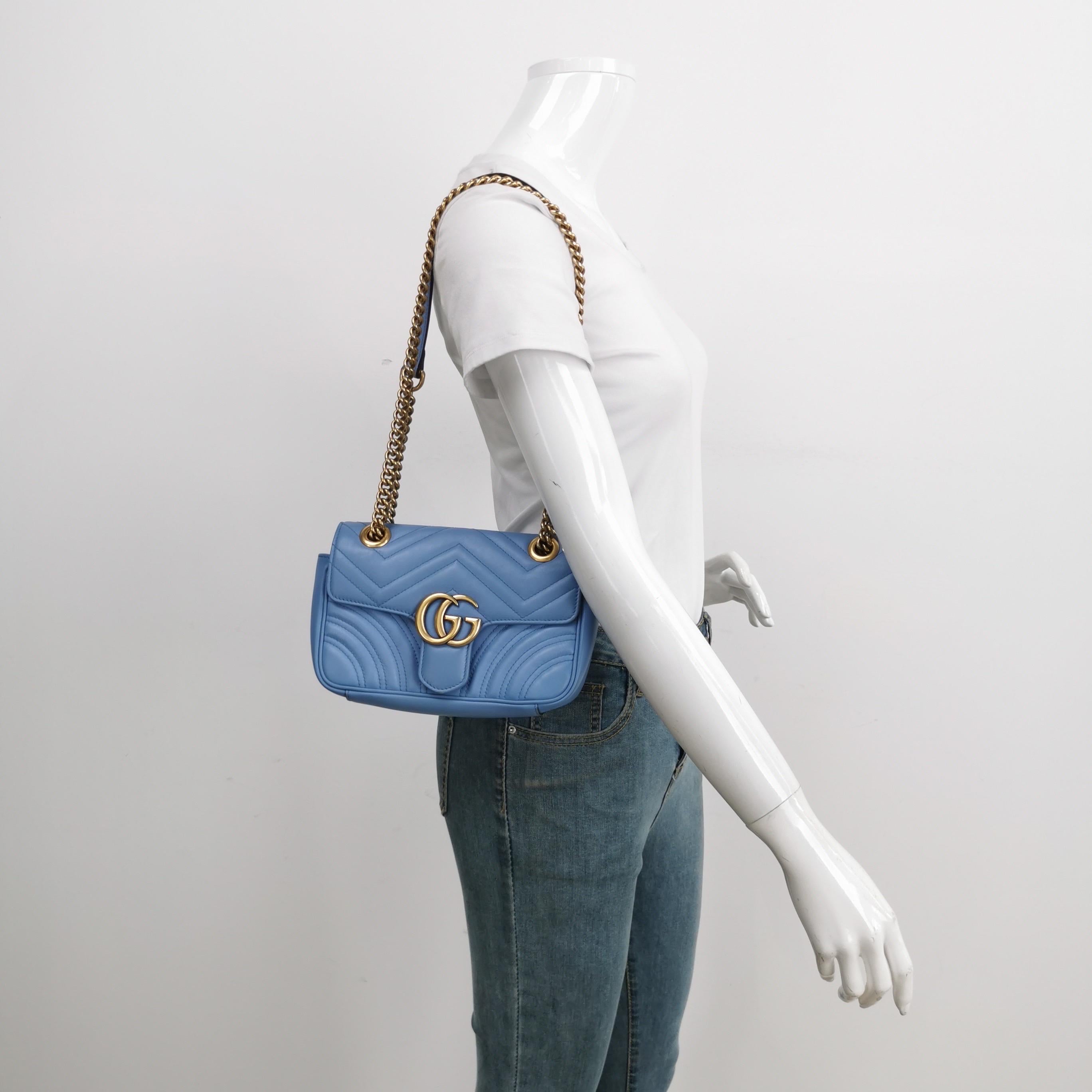 Gucci Marmont mini sac à rabat en cuir de veau bleu avec accessoires dorés Bon état - En vente à AUBERVILLIERS, FR