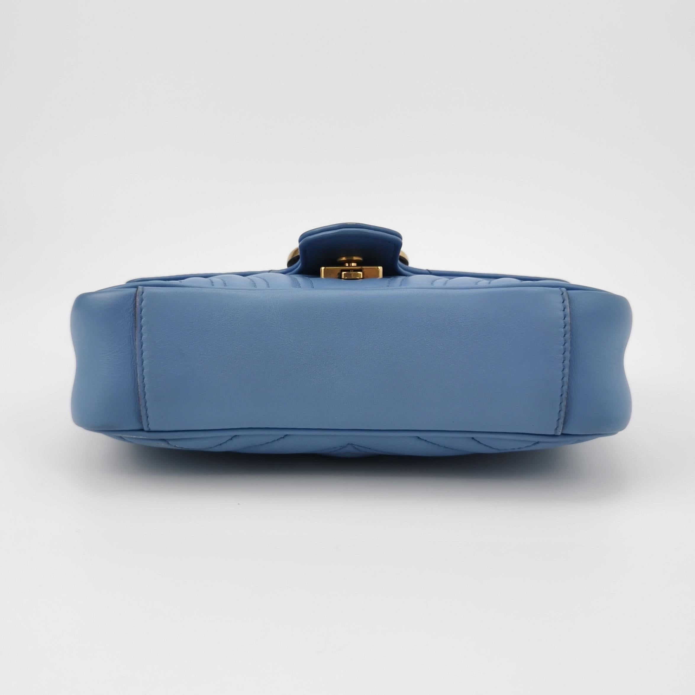 Gucci Marmont mini sac à rabat en cuir de veau bleu avec accessoires dorés Pour femmes en vente