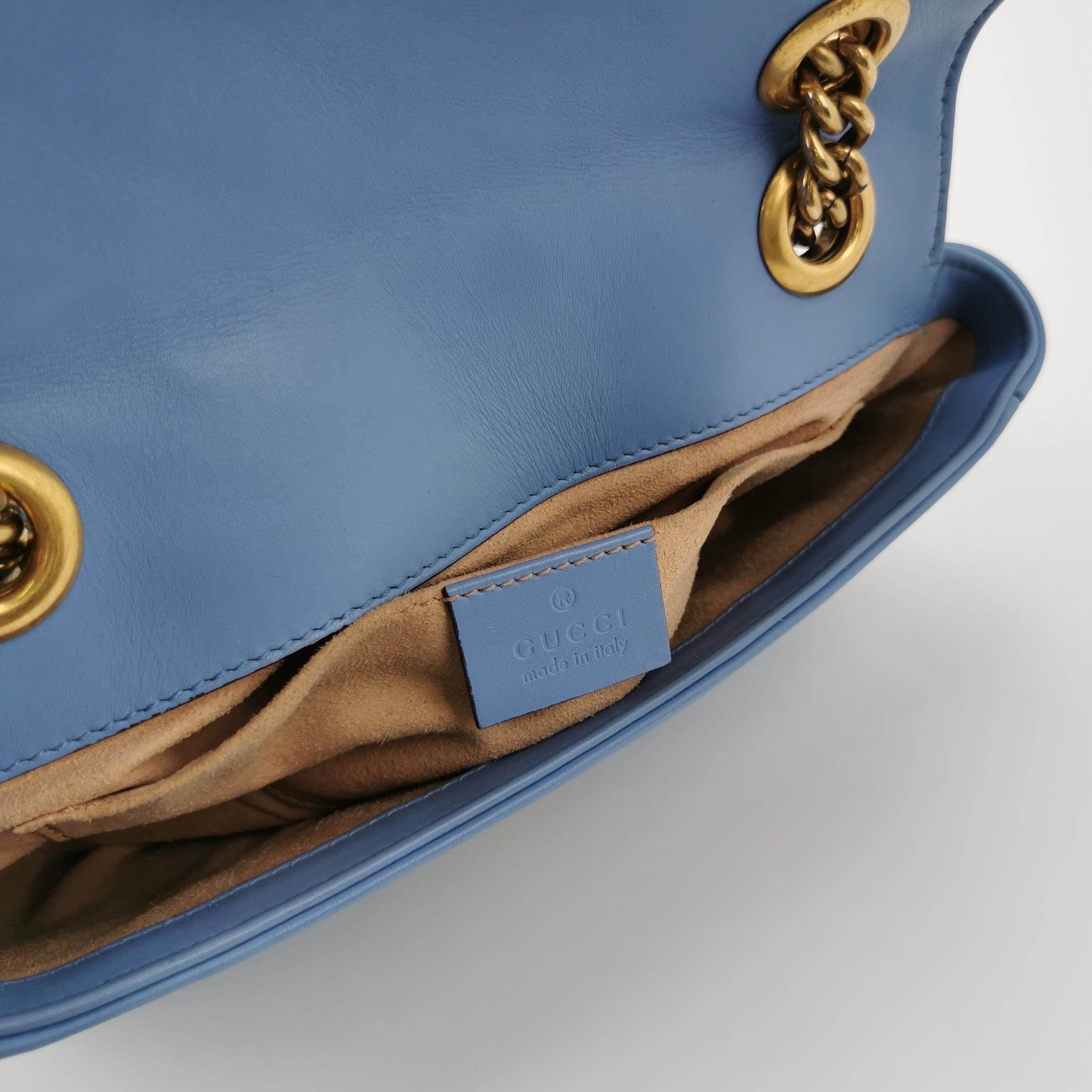 Gucci Marmont mini sac à rabat en cuir de veau bleu avec accessoires dorés en vente 2