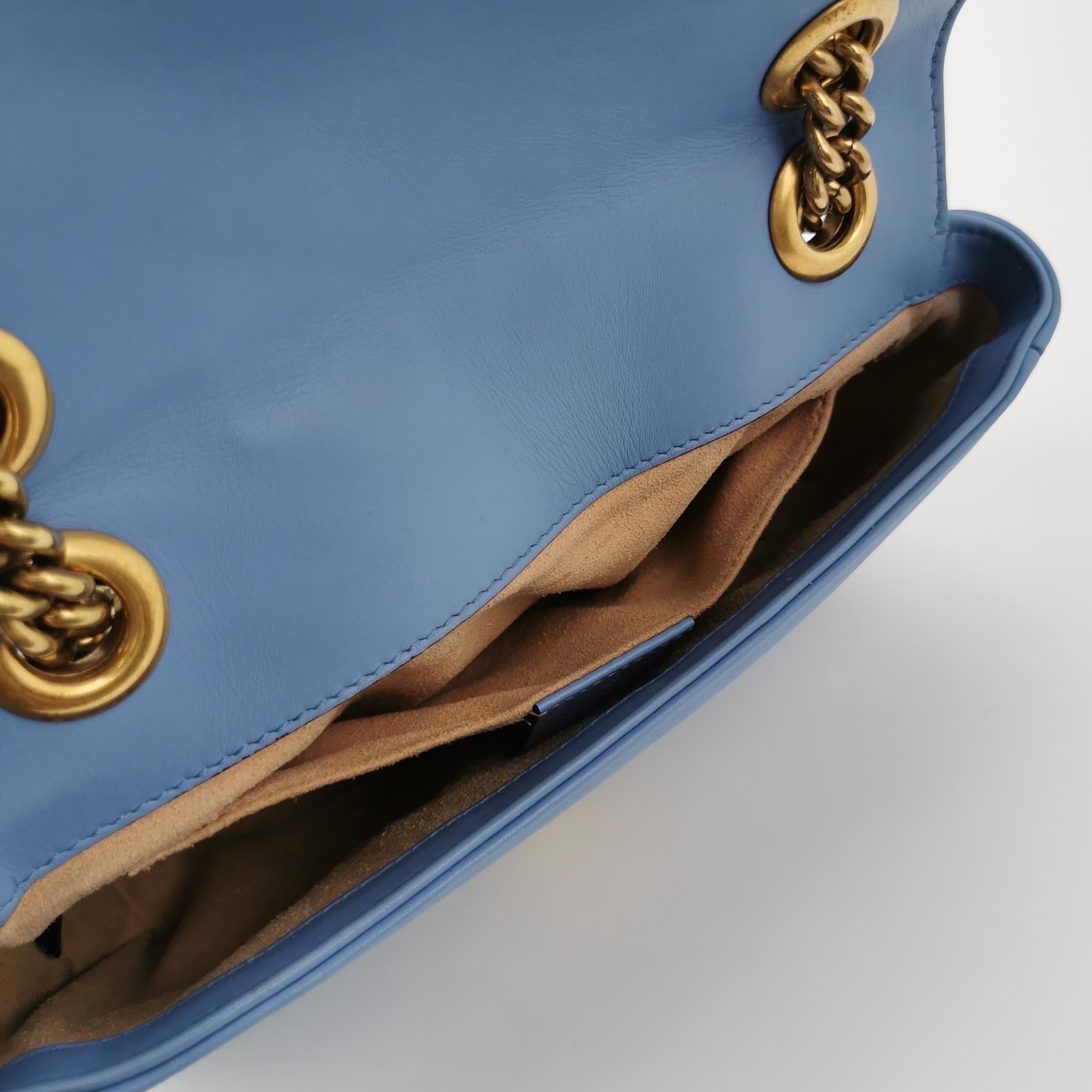 Gucci Marmont mini sac à rabat en cuir de veau bleu avec accessoires dorés en vente 3