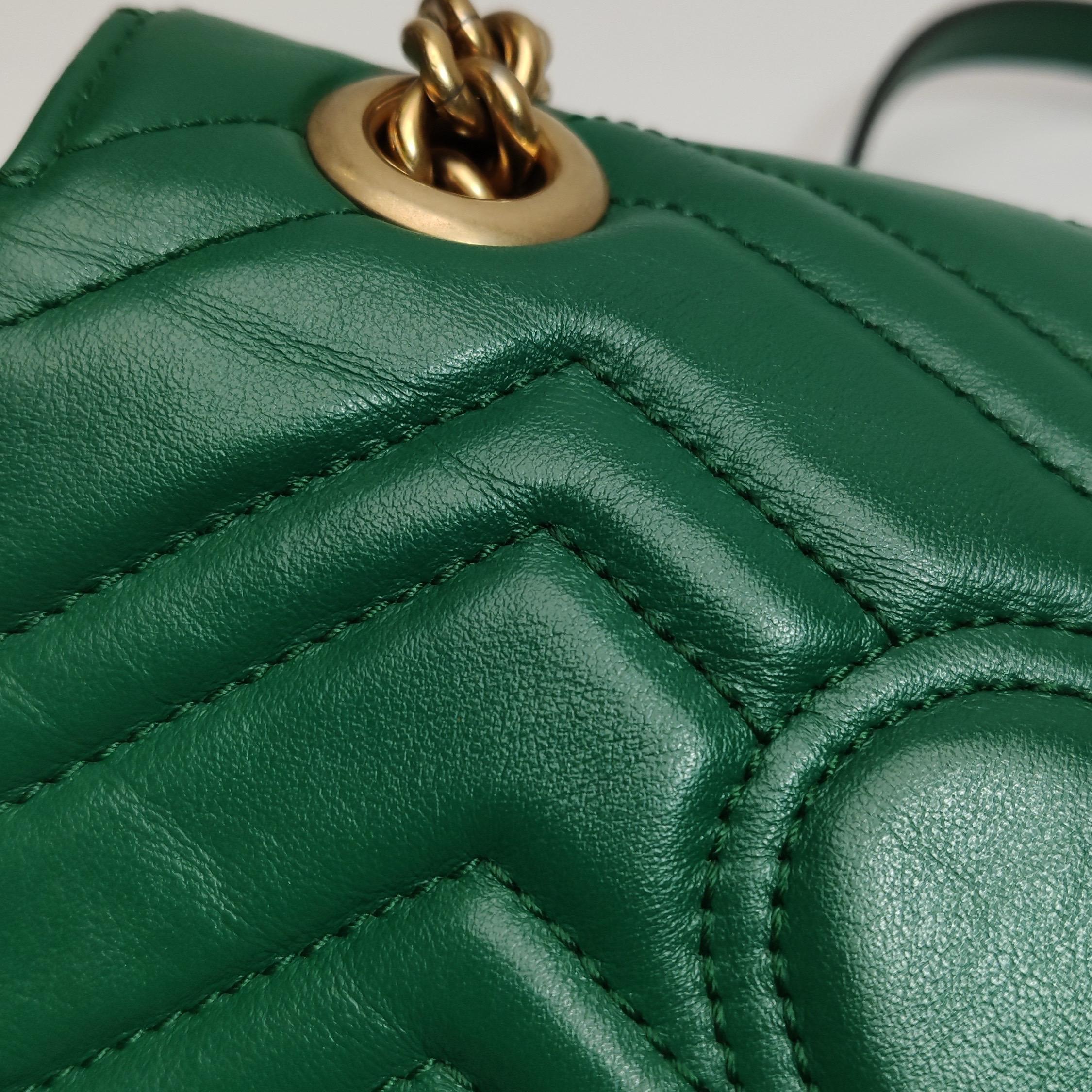 Gucci Marmont Mini Flap Borsa in pelle di vitello verde Hardware oro in vendita 11