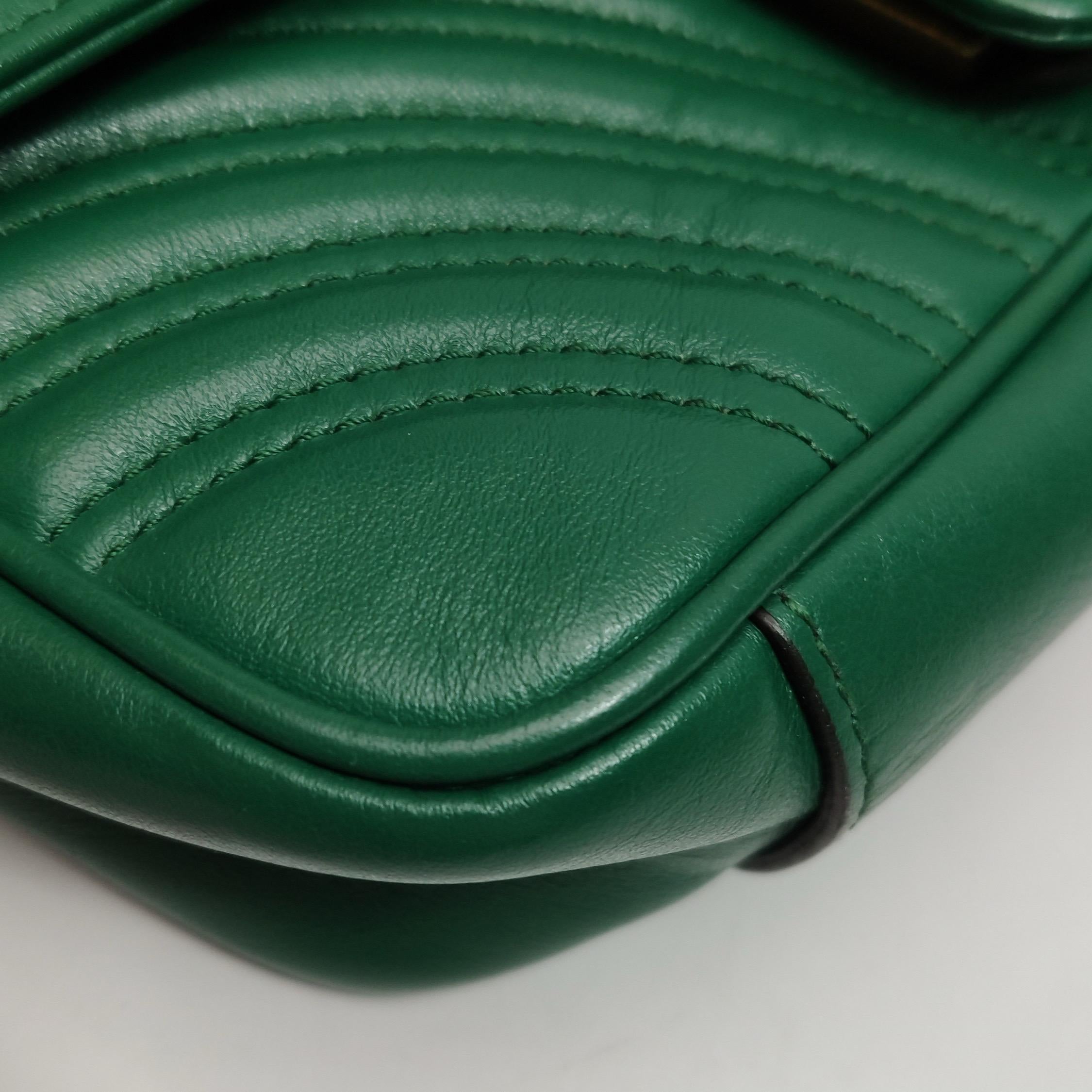 Gucci Marmont Mini Flap Borsa in pelle di vitello verde Hardware oro in vendita 14