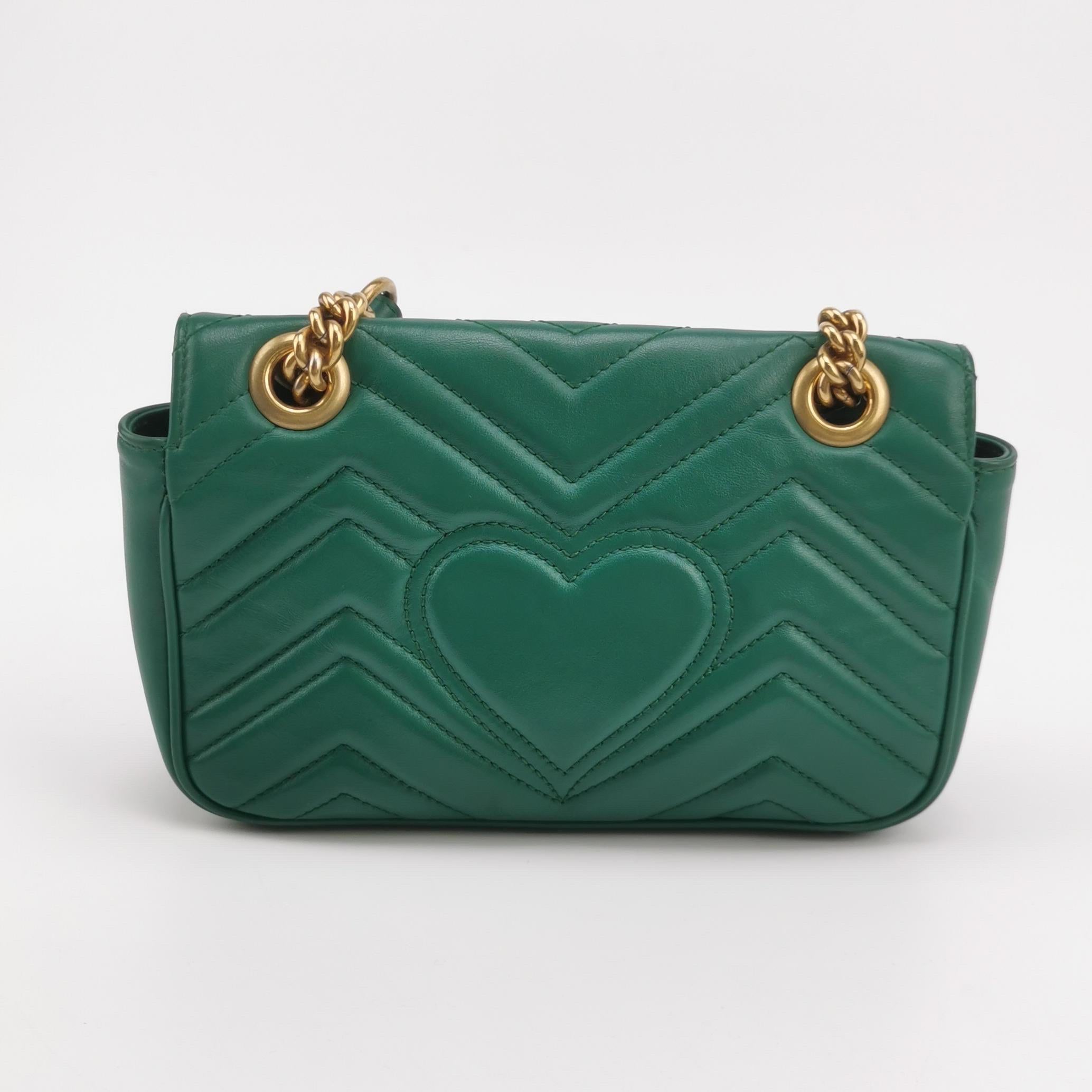 La borsa Gucci Marmont Mini Flap Crossbody è un accessorio senza tempo e adattabile progettato dal famoso marchio Gucci. Le cuciture chevron a forma di V e il logo GG in evidenza sull'apertura della patta la rendono immediatamente riconoscibile. La