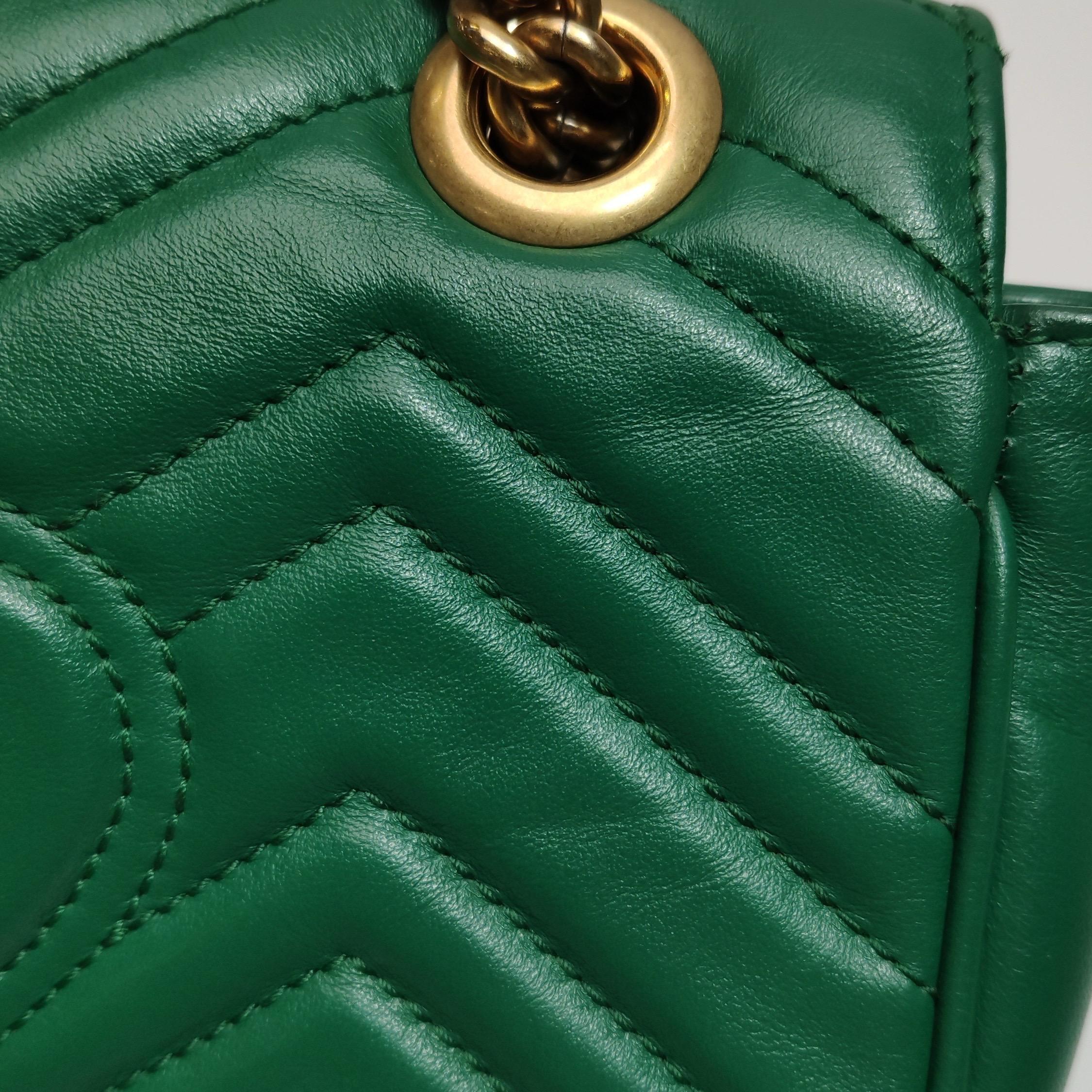 Gucci Marmont Mini Flap Borsa in pelle di vitello verde Hardware oro in vendita 15