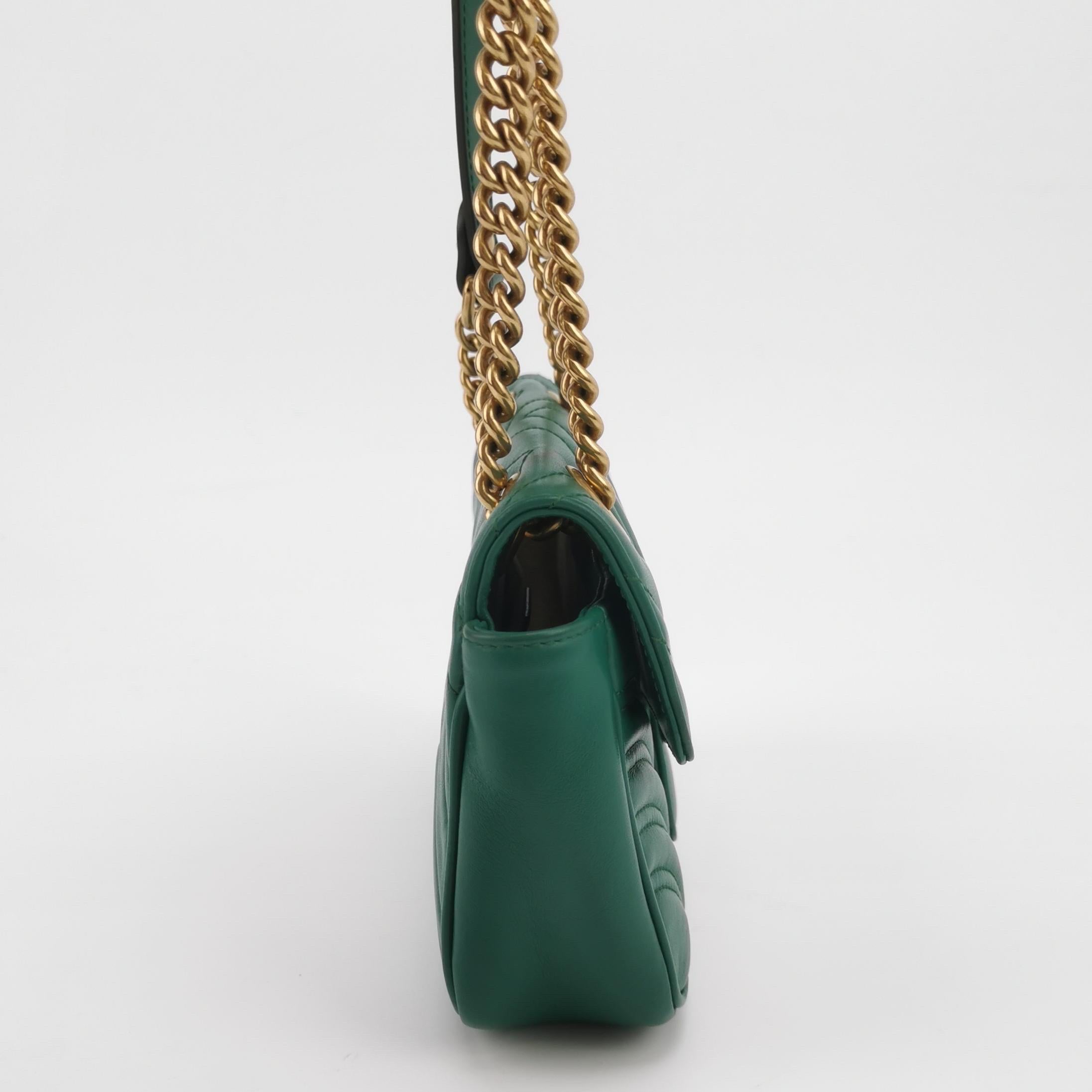 Gucci Marmont Mini Flap Borsa in pelle di vitello verde Hardware oro In condizioni buone in vendita a AUBERVILLIERS, FR