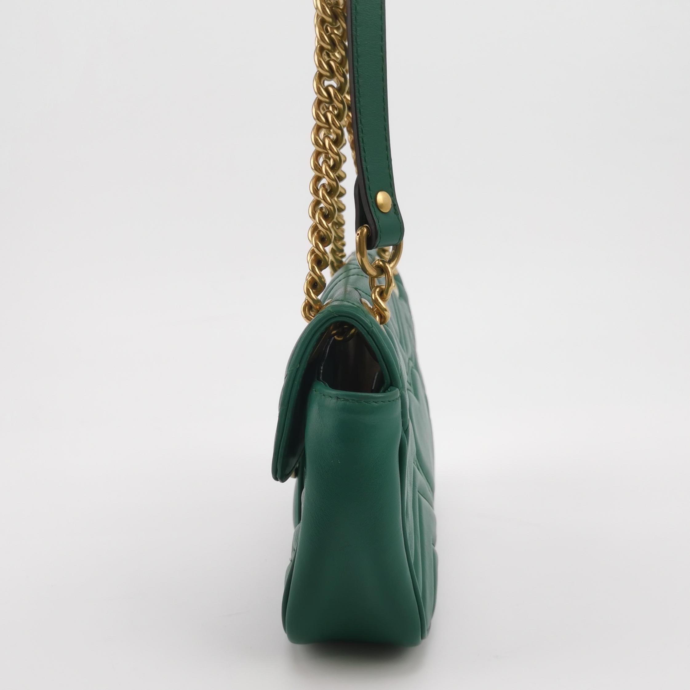 Donna Gucci Marmont Mini Flap Borsa in pelle di vitello verde Hardware oro in vendita