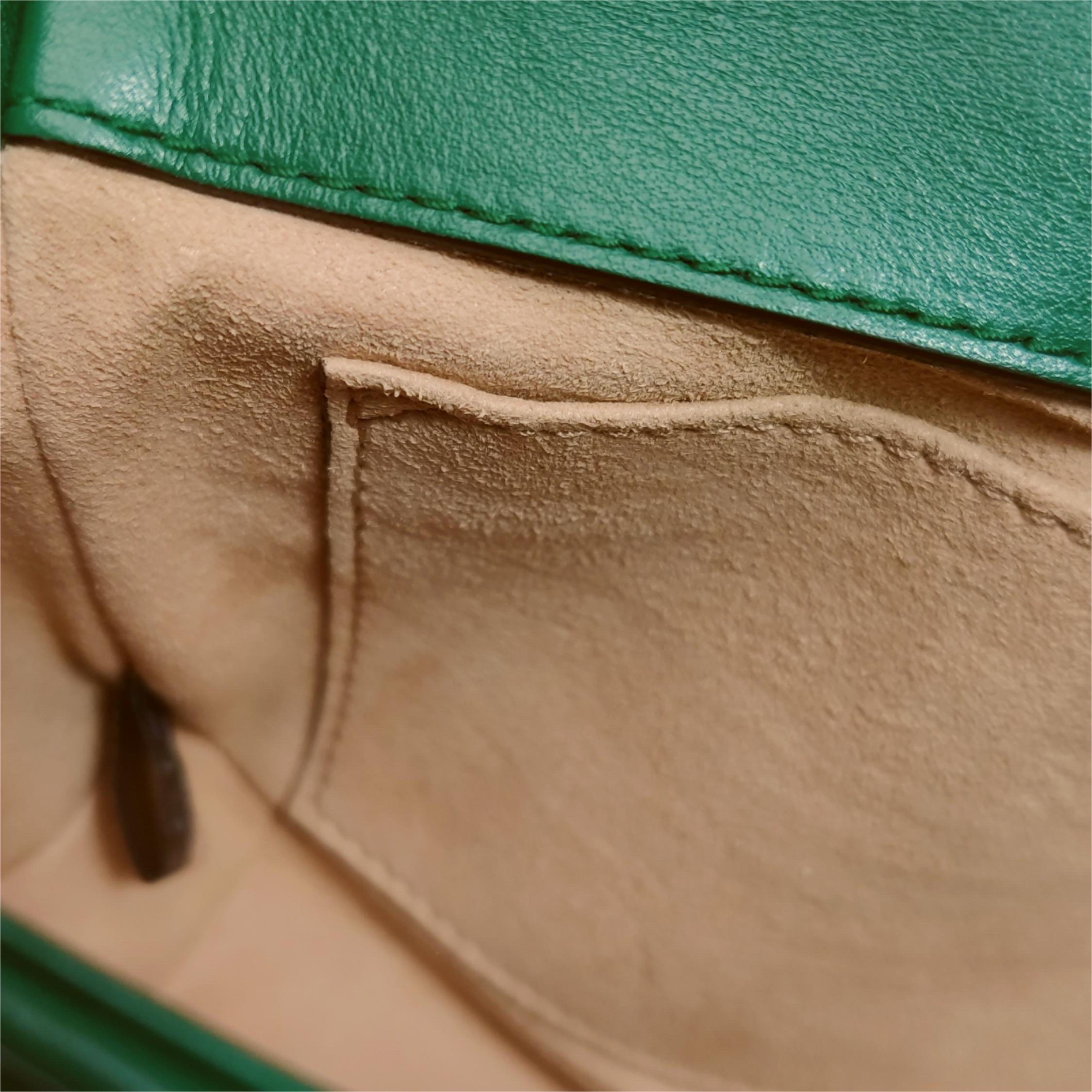 Gucci Marmont Mini Flap Borsa in pelle di vitello verde Hardware oro in vendita 2