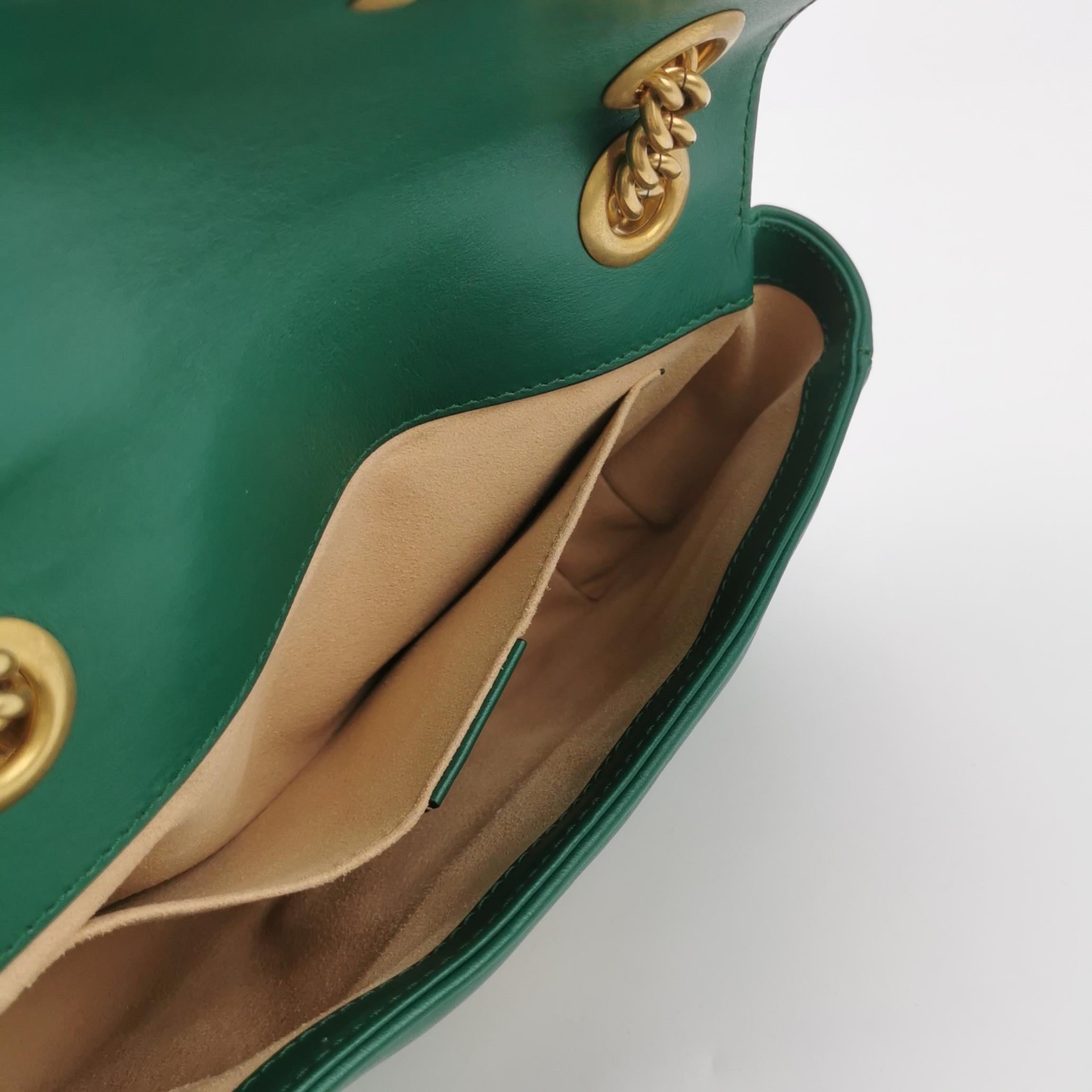 Gucci Marmont Mini Flap Borsa in pelle di vitello verde Hardware oro in vendita 3