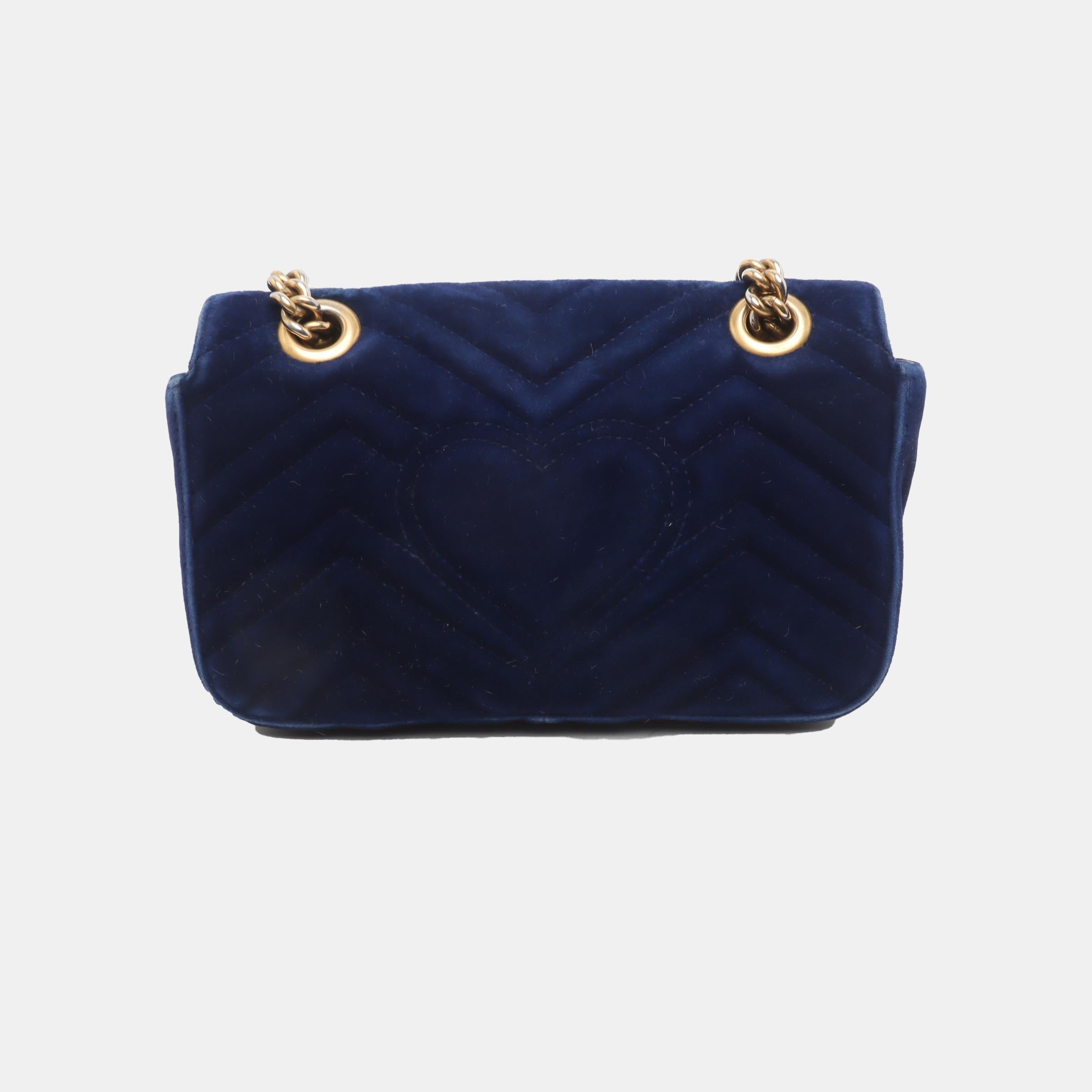 Bolso Gucci Marmont Mini Flap Terciopelo Azul Marino
 Estas son fotos profesionales de la bolsa real.
 El Bolso Crossbody Gucci Marmont Mini Flap de Terciopelo Rosa es un accesorio atemporal y adaptable diseñado por la renombrada marca Gucci. Su
