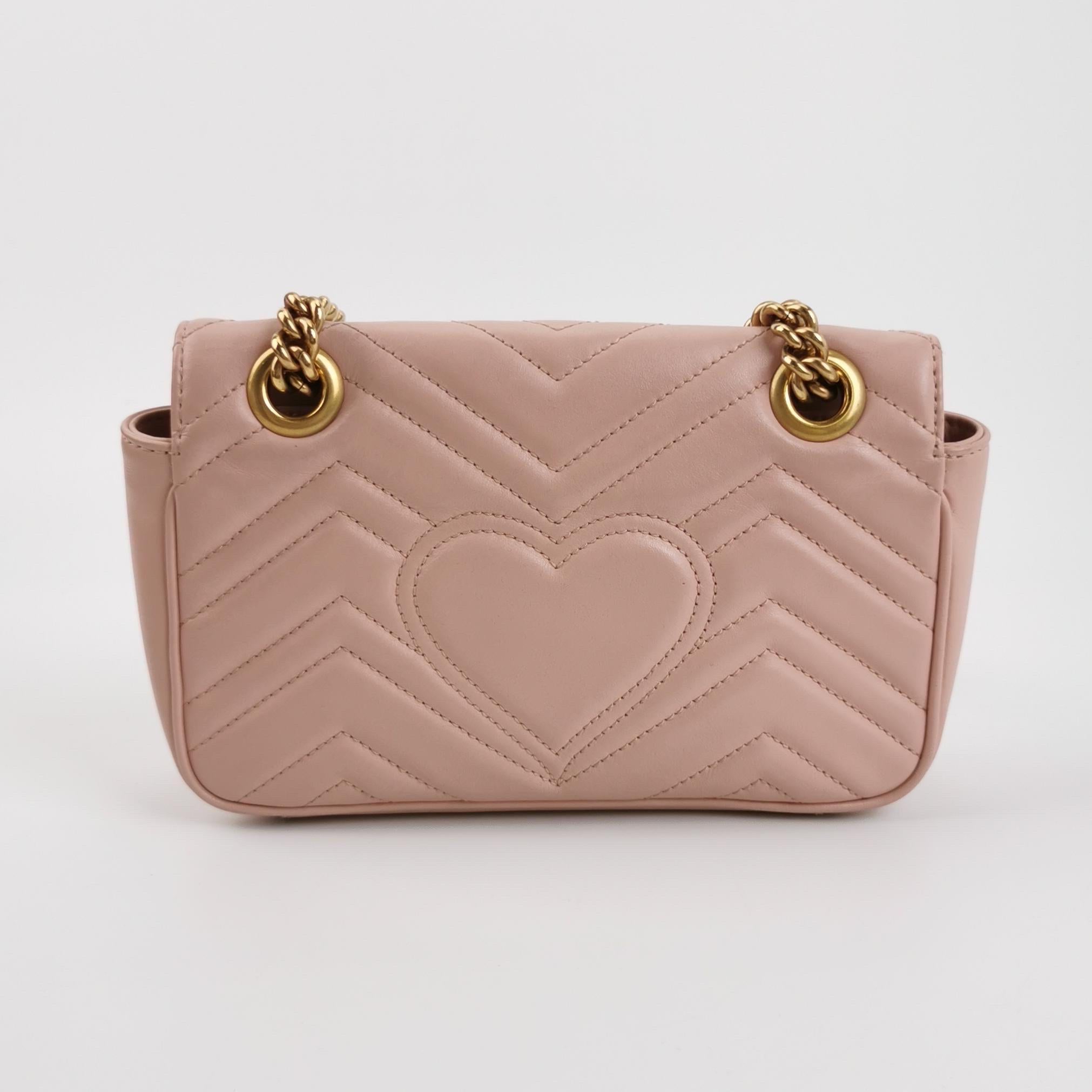 La borsa Gucci Marmont Mini Flap Crossbody è un accessorio senza tempo e adattabile progettato dal famoso marchio Gucci. Le cuciture chevron a forma di V e il logo GG in evidenza sull'apertura della patta la rendono immediatamente riconoscibile. La