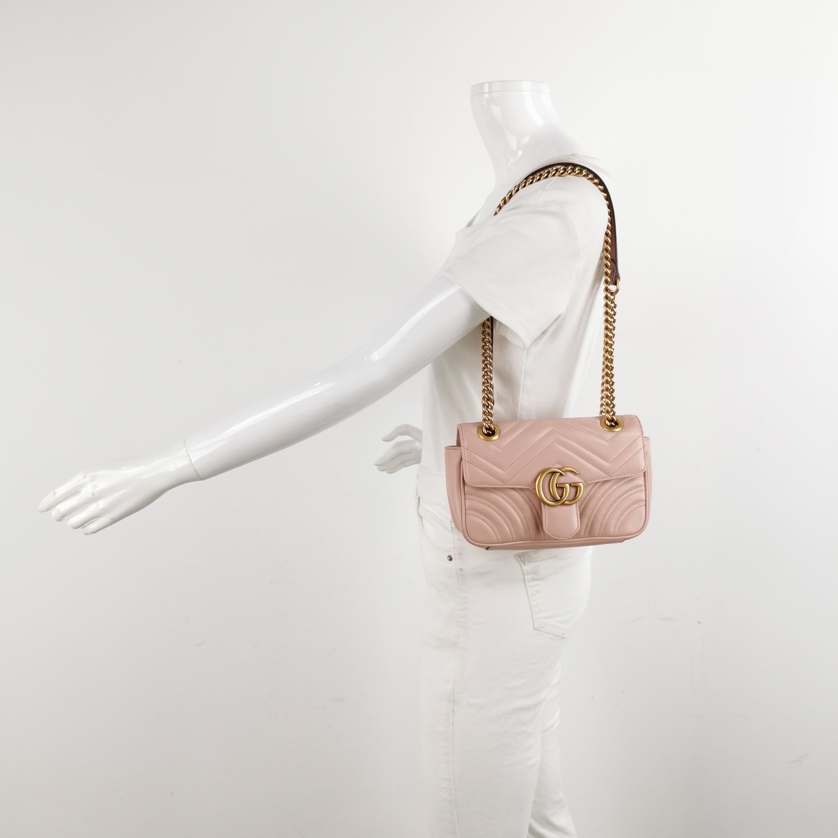 Donna Gucci Marmont Mini Flap Borsa in pelle di vitello rosa Hardware oro in vendita