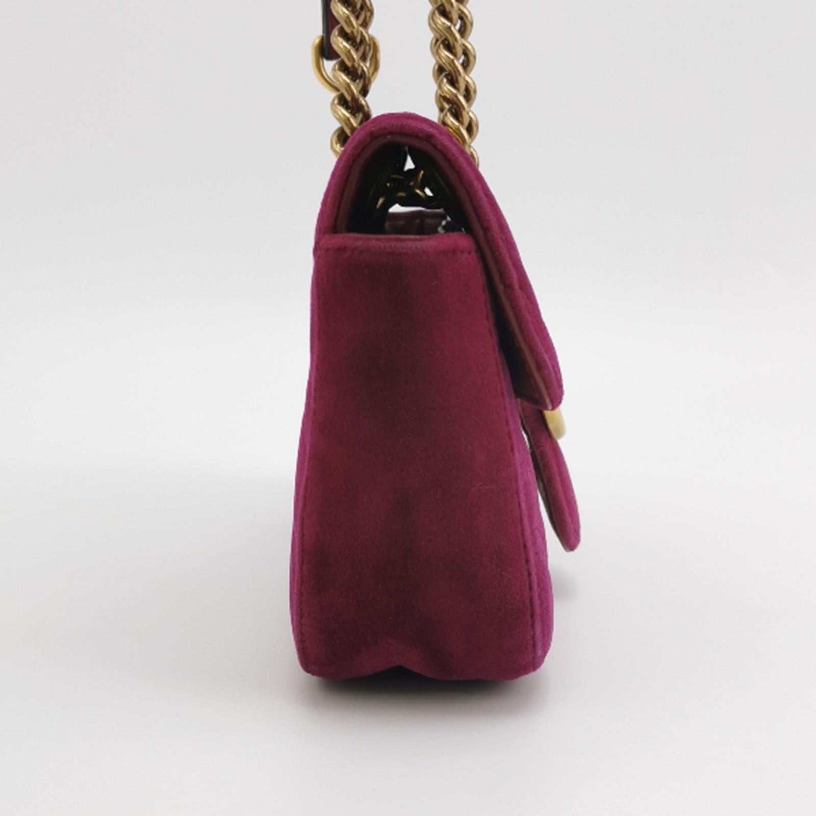 Gucci Marmont Mini Flap Pink Velvet Handbag These are professional photos of the actual bag offered by Luxbags. The Gucci Marmont Mini Flap Pink Velvet Crossbody Bag is a timeless and adaptable accessory designed by the renowned brand Gucci. Its