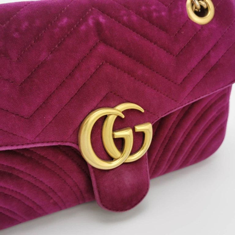 Gucci Marmont Mini-Handtasche aus rosa Samt mit Klappe im Angebot