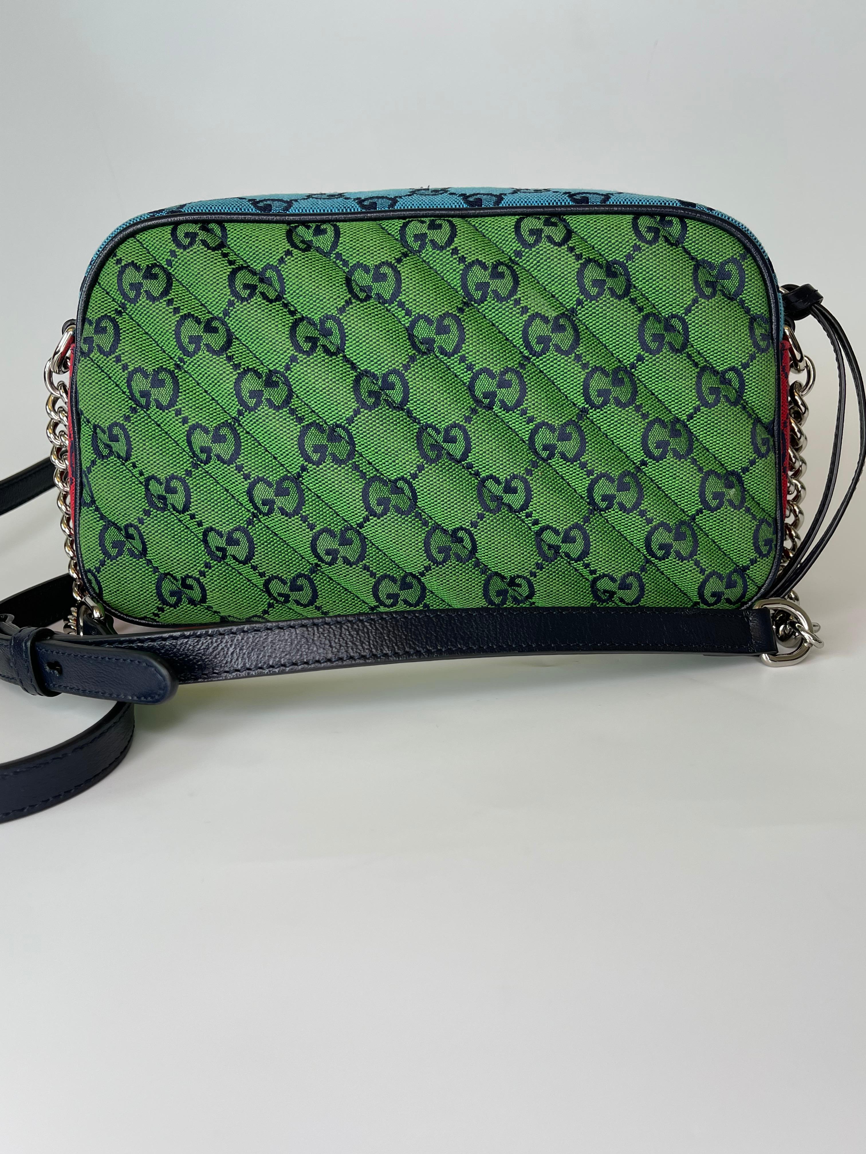 This Gucci Marmont small shoulder bag consists of bright colours—a theme that has become synonymous with the Creative Director’s vision. It has an adjustable strap and is part of the GG Multicolour collection, with a blue leather trim, silver toned
