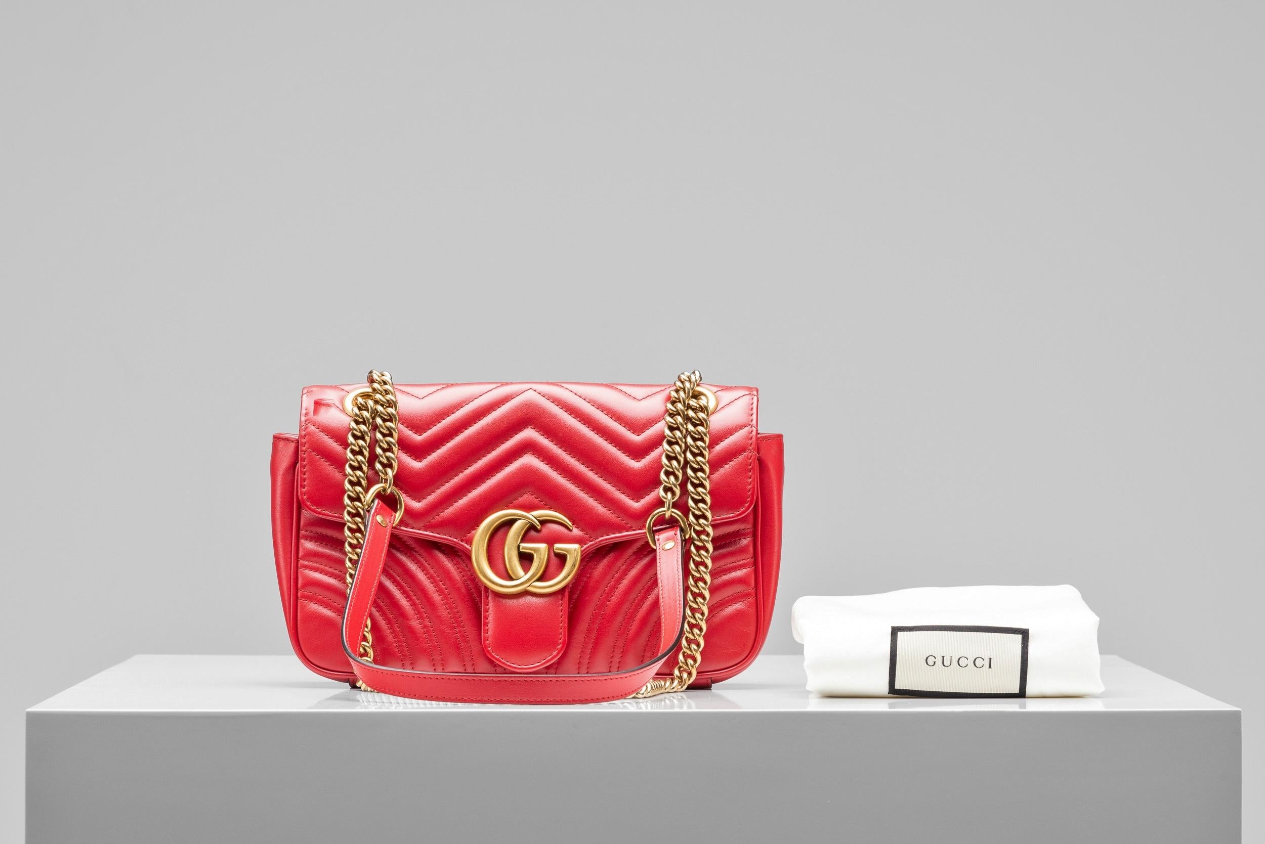 From the collection of SAVINETI we offer this Gucci Marmont Bag:
-    Brand: Gucci
-    Model: Marmont 
-    Condition: Very Good Condition
-    Materials: Red matelassé chevron leather, gold-toned hardware 

Authenticity is our core value at