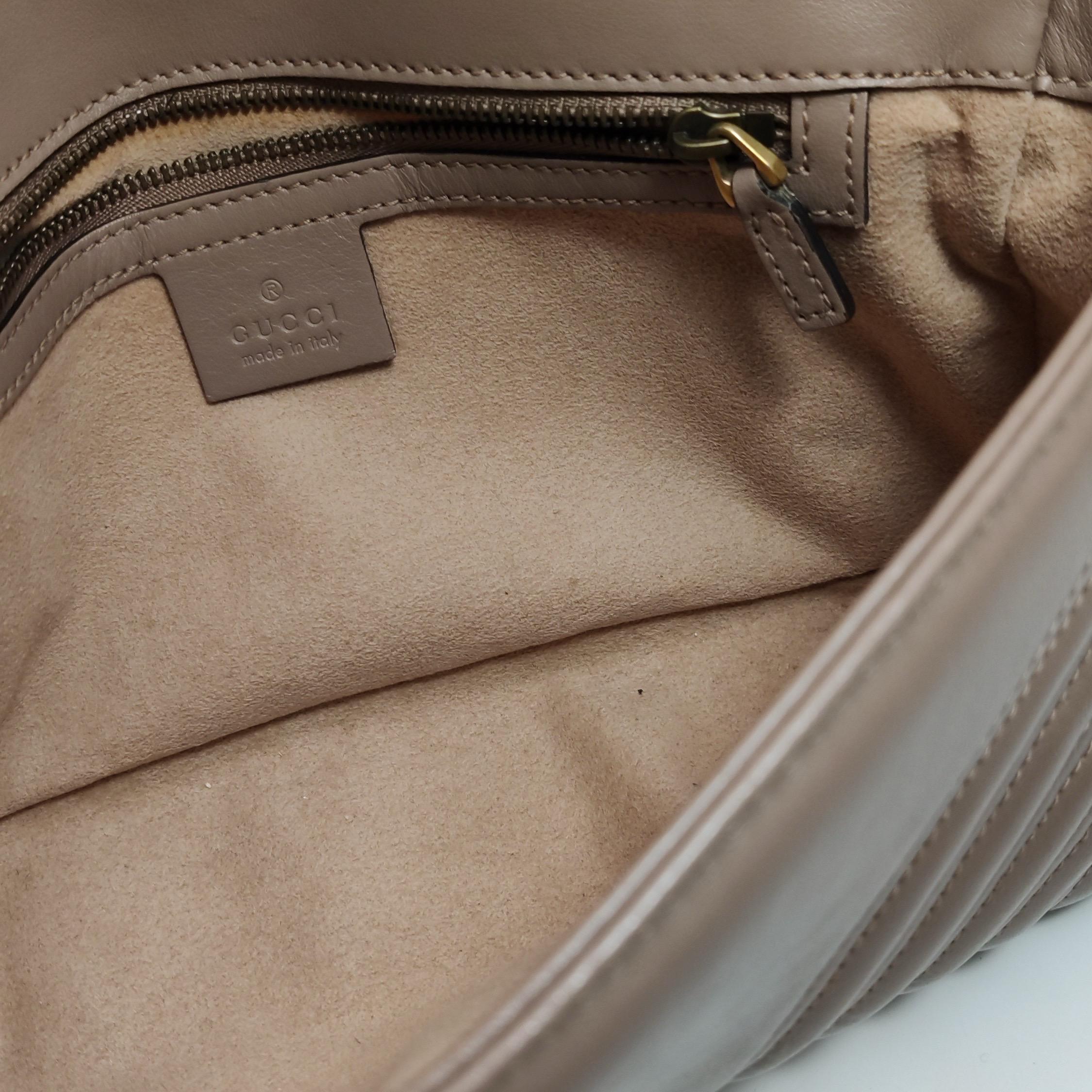 Gucci Marmont Small Flap Borsa in pelle di vitello beige Hardware oro in vendita 5